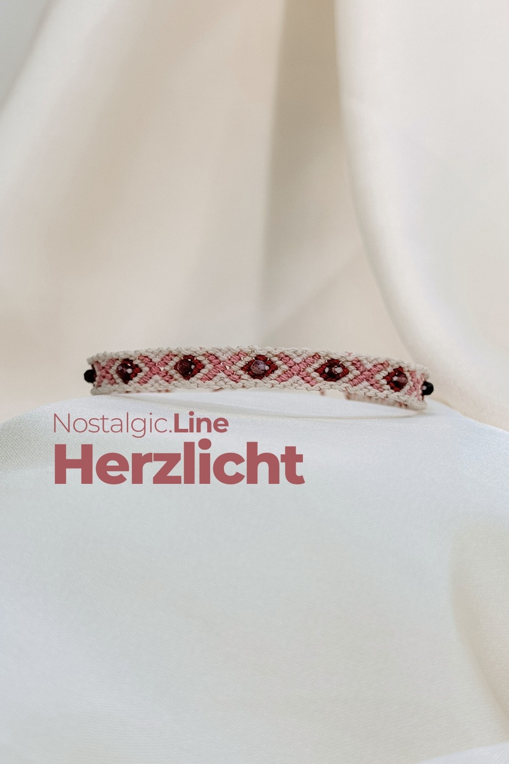 NOSTALGIC.line Herzlicht 💗 Was bringt dein Herz zum hüpfen? Ein Band wie ein warmer Moment, der unerwartet aufleuchtet. Ein sanftes Rosa, getragen von Lichtfäden, die sich durchs Muster ziehen - ruhig, warm, vertraut. Die eingearbeiteten Rutilquarz-Perlen erinnern an dieses kleine Aufglimmen im Herzen, wenn etwas in dir wieder klar wird. „Herzlicht" trägt eine stille Kraft. Ein Gefühl von innerer Ausrichtung, Mut und Weichheit zugleich. Ein leises Leuchten, das bleibt.