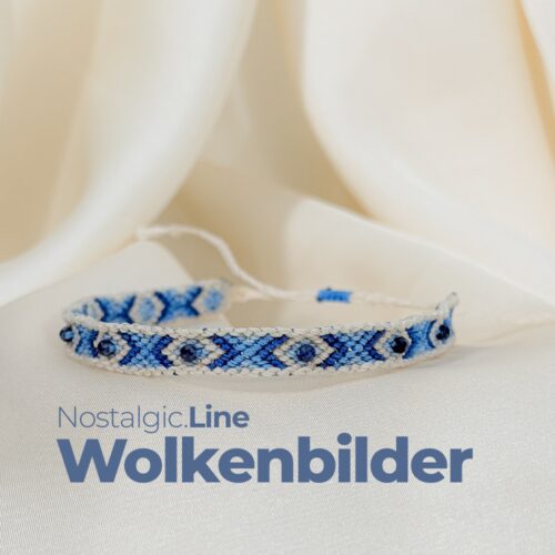 NOSTALGIC.line Wolkenbilder ☁️ Sodalith und ein Blick in den Himmel Ein leises, warmes Getühl - wie ein Blick in den Himmel, wenn Wolken vorbeiziehen und etwas in dir weicher wird. Dieses Band trägt genau diese Stimmung: Blautöne, die sich anfühlen wie kleine Wolkenbilder, eingefangen in Faden und Form. Der Sodalith bringt Ruhe hinein, Klarheit ohne Druck und eine Energie, die sich nicht aufdrängt - sondern begleitet. Ein handgeknüpftes Einzelstück aus der NOSTALGIC. Line. Für Momente, die dich zurück in dich selbst holen. Handgemacht mit Hingabe ✨ Es gibt Momente, die sich einfach richtig anfühlen: ein kurzer Blick in den Himmel, während Wolken vorbeiziehen, ein warmer Sommerregen auf der Haut, ein kleines Lächeln, das du nur mit deinem inneren Kind teilst. Genau dort beginnt die NOSTALGIC.Line. Handgeknüpfte Einzelstücke, bunt, lebendig und ruhig zugleich – wie ein vertrauter Gefährte, der dich durch den Tag begleitet. Es geht darum, dich in dir selbst wiederzufinden, in den kleinen Momenten des Tages, in denen etwas leichter wird und du kurz durchatmest. Ein leises Ankommen, mitten im Jetzt. Jeder Knoten hält dich, jeder Faden verbindet dich mit deinen Wurzeln – ein stilles Erinnern daran, dass du getragen bist, im Jetzt, im Alltag, in dir selbst. NOSTALGIC.Line – wie ein alter Freund, der leise mit dir geht. Jedes Armband entsteht in liebevoller Handarbeit – Knoten für Knoten, Faden für Faden. Oft sitze ich 5 bis 6 Stunden an einem einzigen Stück. Diese Arbeit braucht Zeit, Ruhe, Präzision und Wertschätzung. Jedes Band ist ein Einzelstück. Keines gibt es ein zweites Mal. Der Preis von 59 Euro steht für die Hingabe, die Qualität und den Wert, der in jedem Unikat steckt. ☝🏼 Details zum Edelstein Schmuck Umfang 15 - 26 cm verstellbar mit Liebe und Intuition handgemacht 💜