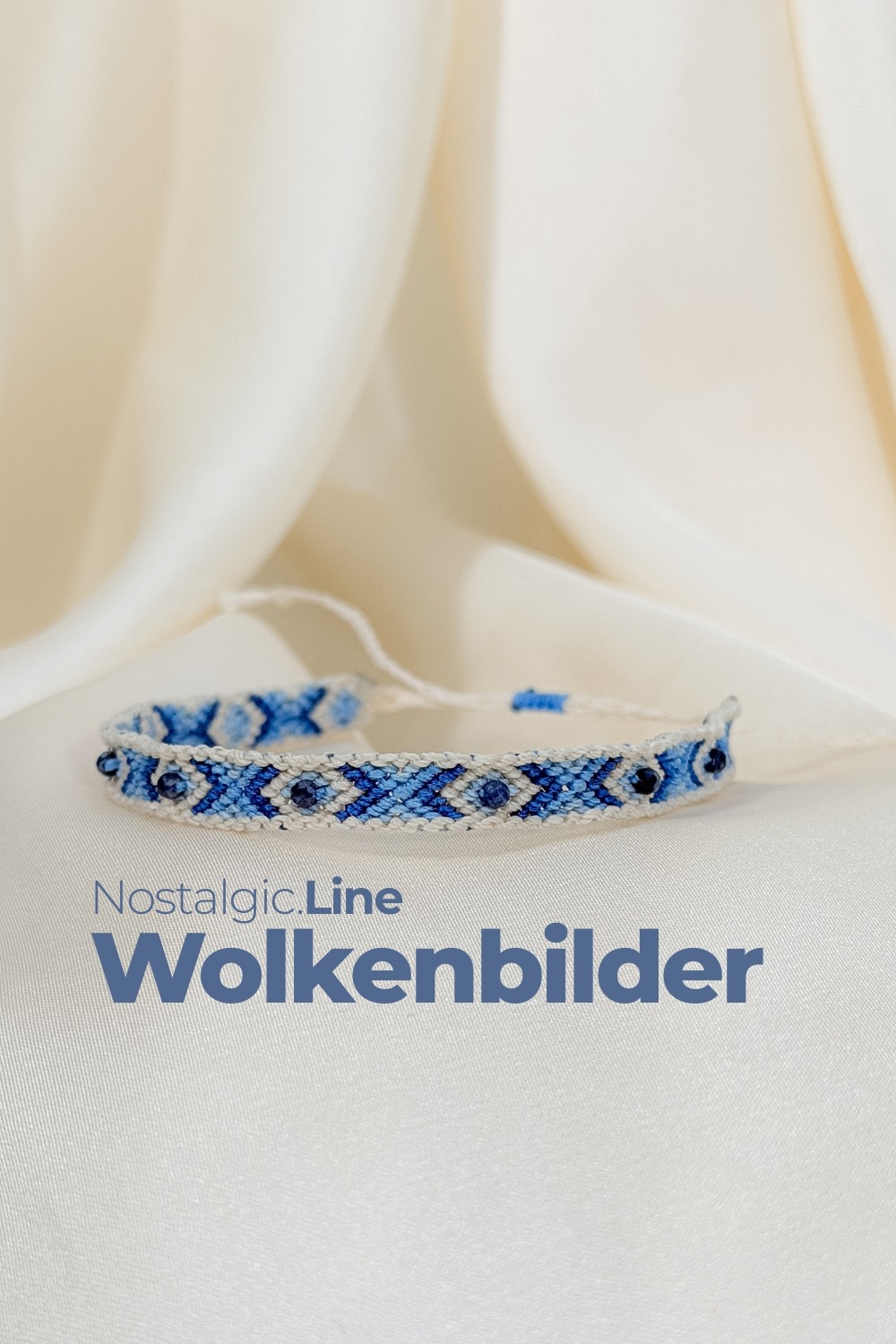 NOSTALGIC.line Wolkenbilder ☁️ Sodalith und ein Blick in den Himmel Ein leises, warmes Getühl - wie ein Blick in den Himmel, wenn Wolken vorbeiziehen und etwas in dir weicher wird. Dieses Band trägt genau diese Stimmung: Blautöne, die sich anfühlen wie kleine Wolkenbilder, eingefangen in Faden und Form. Der Sodalith bringt Ruhe hinein, Klarheit ohne Druck und eine Energie, die sich nicht aufdrängt - sondern begleitet. Ein handgeknüpftes Einzelstück aus der NOSTALGIC. Line. Für Momente, die dich zurück in dich selbst holen. Handgemacht mit Hingabe ✨ Es gibt Momente, die sich einfach richtig anfühlen: ein kurzer Blick in den Himmel, während Wolken vorbeiziehen, ein warmer Sommerregen auf der Haut, ein kleines Lächeln, das du nur mit deinem inneren Kind teilst. Genau dort beginnt die NOSTALGIC.Line. Handgeknüpfte Einzelstücke, bunt, lebendig und ruhig zugleich – wie ein vertrauter Gefährte, der dich durch den Tag begleitet. Es geht darum, dich in dir selbst wiederzufinden, in den kleinen Momenten des Tages, in denen etwas leichter wird und du kurz durchatmest. Ein leises Ankommen, mitten im Jetzt. Jeder Knoten hält dich, jeder Faden verbindet dich mit deinen Wurzeln – ein stilles Erinnern daran, dass du getragen bist, im Jetzt, im Alltag, in dir selbst. NOSTALGIC.Line – wie ein alter Freund, der leise mit dir geht. Jedes Armband entsteht in liebevoller Handarbeit – Knoten für Knoten, Faden für Faden. Oft sitze ich 5 bis 6 Stunden an einem einzigen Stück. Diese Arbeit braucht Zeit, Ruhe, Präzision und Wertschätzung. Jedes Band ist ein Einzelstück. Keines gibt es ein zweites Mal. Der Preis von 59 Euro steht für die Hingabe, die Qualität und den Wert, der in jedem Unikat steckt. ☝🏼 Details zum Edelstein Schmuck Umfang 15 - 26 cm verstellbar mit Liebe und Intuition handgemacht 💜