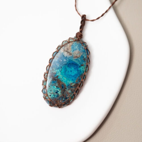 Chrysokoll – Stein der Gelassenheit und inneren Ordnung 🌿✨ Affirmation: „Ich lasse los, was mir nicht mehr dient, und finde Frieden in meiner Mitte.“ Der Chrysokoll ist ein Symbol für Ruhe und weibliche Stärke. Er lädt dich ein, tief durchzuatmen, Stress loszulassen und emotionale Stabilität zu finden. Als Stein der Selbstfürsorge ist er ein wunderbarer Begleiter, um im Trubel des Alltags liebevolle Grenzen zu setzen. ✨ Inspirationen: Themen: Loslassen & Neubeginn, innere Ruhe, Kommunikation, Authentizität, Kreativität, Ordnung, weibliche Energie, emotionale Balance, Weisheit, Ausgleich zwischen Bedürfnissen und Rücksicht auf andere. Chakra: Halschakra (Vishuddha) Sternzeichen: Stier, Krebs, Jungfrau, Waage, Schütze, Wassermann. Element: Wasser. 🗿 Mineralogie: Chrysokoll ist ein wasserhaltiges Kupfersilikat. Seine charakteristischen Blau- und Grüntöne verdankt er seinem hohen Kupfergehalt. Er bildet sich oft in der Oxidationszone von Kupferlagerstätten, häufig in enger Gemeinschaft mit Malachit oder Azurit. 🔮 Mythos & Geschichte: Schon im alten Ägypten wurde der Chrysokoll als „Stein der Weisen“ verehrt. Er galt als Symbol für Verhandlungsgeschick und Weisheit. Historisch wurde er oft mit der Göttin Isis verbunden und als Amulett für emotionale Stärke getragen. 🪄 Ganz ohne Hokuspokus: Die Natur schenkt uns Farben, die unsere Stimmung beeinflussen können. Der Chrysokoll wirkt als optischer Anker für deine Gelassenheit. Er ist jedoch kein medizinisches Produkt und ersetzt bei körperlichen Beschwerden niemals den Rat eines Arztes. ☝🏼 Details zum Edelstein Schmuck Naturstein - daher kann der Edelstein von den Bildern abweichen. Größe mit Makramee: 60 x 24 mm Mit Liebe und Intuition handgemacht 💜