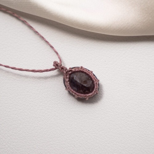 Iolith – Der Edelstein der inneren Ausrichtung und Selbstverantwortung 🌬️🌊 Ich gehe mutig meinen Weg und übernehme Verantwortung für mich. Der Iolith schenkt dir Orientierung in stürmischen Zeiten. Wie ein innerer Kompass hilft er dir, dich auf das Wesentliche auszurichten – auf deine Wahrheit, deine Ziele, deine innere Klarheit. Er stärkt das Vertrauen in dich selbst und fördert deine Fähigkeit, Entscheidungen bewusst zu treffen. Besonders bei Stress oder innerer Unruhe wirkt er beruhigend auf das Nervensystem und aktiviert gleichzeitig den Mut, dranzubleiben – auch wenn es schwerfällt. Ein Stein für Selbstführung, Selbstverantwortung und leise Stärke. ✨ Themen: Mental: Selbstverantwortung, Selbstüberwindung, Mut, Hoffnung, Entspannung, Stressmanagement Körper: Nervensystem, Kreislauf Chakra: Drittes Auge, Halschakra Planet: Jupiter Element: Wasser, Luft Sternzeichen: Wassermann, Schütze, Steinbock 🗿 Mineralogische & historische Fakten: Der Iolith gehört zur Familie der Cordierite und ist bekannt für seine pleochroische Eigenschaft – das bedeutet: Je nach Lichteinfall zeigt er verschiedene Farbtöne, von tiefem Violettblau bis Grau. Früher wurde er von Seefahrern als „Wikingerkompass“ genutzt, um mit Hilfe seiner Lichtbrechung den Sonnenstand zu bestimmen – und so sicher zu navigieren. Spirituell unterstützt der Iolith genau diesen Aspekt: Er bringt dich in Verbindung mit deinem inneren Kurs, stärkt deine Willenskraft und hilft dir, dich nicht im Außen zu verlieren. ☝🏼 Details zum Edelstein Schmuck Naturstein - daher kann der Edelstein von den Bildern abweichen. Ich muss ehrlich zugeben, dass ich beim Fotografieren diesmal echt versagt habe. Die Iolithe sind soooo schwer zu fotografieren. Falls du ein Video möchtest, kontaktiere mich gerne Größe mit Makramee 20 x 11 mm mit Liebe und Intuition handgemacht 💜