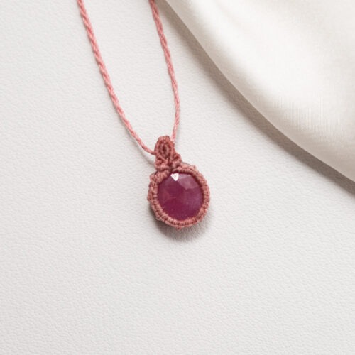 Rubin – Der Edelstein der Leidenschaft und Lebenskraft 🔥☀️Ich bin voller Kraft, Mut und Lebensfreude. Der Rubin ist wie ein inneres Feuer – warm, lebendig, kraftvoll. Er erinnert dich daran, dass deine Energie eine Quelle unerschöpflicher Lebenskraft ist. Wenn du neue Stärke brauchst oder dich selbst verwirklichen möchtest, unterstützt dich der Rubin mit Mut, Klarheit und Vitalität. Er bringt dich in Verbindung mit deiner Leidenschaft und deinem innersten Antrieb – und hilft dir, kraftvoll für dich einzustehen. ✨ Themen Rubin Mental: Mut, Sinnlichkeit, Sexualität, Emotionen, Stärke, Lebensfreude, Selbstverwirklichung, Lebensenergie, Leidenschaft, Intuition, Schutz Körper: Menstruation, Müdigkeit, Kopfschmerzen, Entgiftung, Ohren, Energie Chakra: Wurzelchakra, Herzchakra Planet: Sonne Element: Feuer Sternzeichen: Krebs, Widder, Löwe, Jungfrau, Skorpion, Schütze ☝🏼 Details zum Edelstein Schmuck Naturstein - daher kann der Edelstein von den Bildern abweichen. Größe mit Makramee 18 x 12 mm mit Liebe und Intuition handgemacht 💜