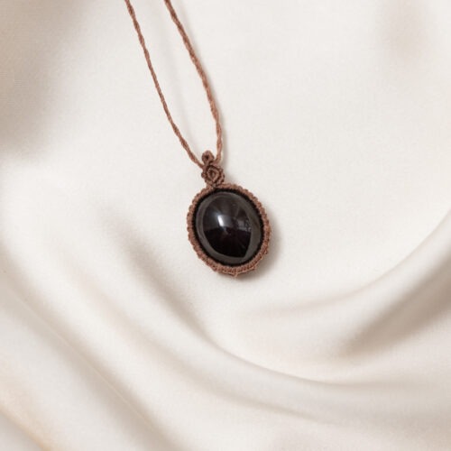 Granat – Der Edelstein der Leidenschaft und Lebensenergie 🔥❤️ Ich entfalte meine innere Kraft und gehe mutig meinen Weg. Der Granat ist ein Feuerfunke für Körper und Seele – er weckt deine Lebenslust, schenkt dir Energie und erinnert dich an deine innere Stärke. Er unterstützt dich dabei, Hürden zu überwinden, dich selbst treu zu bleiben und deine Ziele mit Leidenschaft zu verfolgen. In Beziehungen vertieft er die Verbindung zwischen Seelen, stärkt Vertrauen und belebt die Sinnlichkeit. Seine kraftvolle Energie macht ihn zu einem treuen Begleiter in Zeiten, in denen du Mut, Tatkraft und Lebenskraft brauchst. ✨ Themen Granat Mental: Freundschaft, Aufmunterung, Energie, Lebenskraft, Lebensfreude, Liebe, Leidenschaft, Impulsivität, Selbstüberwindung, verbindet Seelen, Erinnerung Körper: Fruchtbarkeit, Herz, Libido, Leber, Nieren Chakra: Wurzelchakra, Solarplexus Element: Feuer Sternzeichen: Widder, Skorpion, Fische, Löwe Planet: Mars 🗿 Mineralogische & historische Fakten: Der Granat ist ein Sammelbegriff für eine Gruppe von Silikatmineralen, die seit der Antike als Schmuck- und Schutzstein geschätzt werden. Sein Name leitet sich vom lateinischen „granum“ (Korn) ab, inspiriert von seiner Ähnlichkeit zu Granatapfelkernen. In vielen Kulturen galt er als Symbol für Treue, Stärke und Schutz auf Reisen. Seine tiefe rote Farbe wird mit Leidenschaft, Mut und Lebenskraft in Verbindung gebracht. ☝🏼 Details zum Edelstein Schmuck Naturstein - daher kann der Edelstein von den Bildern abweichen. Größe mit Makramee: 27 x 17 mm mit Liebe und Intuition handgemacht 💜