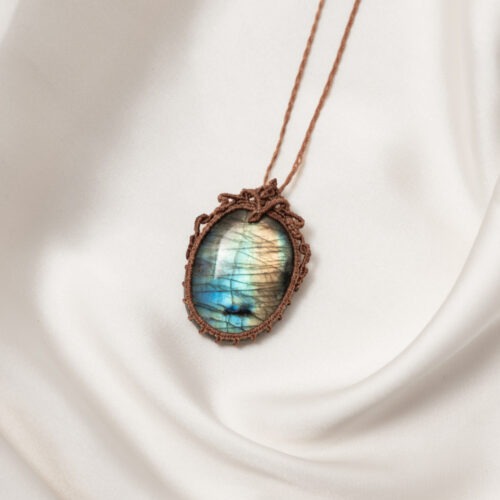 Intuition • Transformation • Vertrauen **Labradorit – Der Edelstein der Visionen und Intuition** Ich gebe meinen Gefühlen den Raum. Jedes Gefühl ist willkommen. Labradorit ist ein magischer Begleiter für Zeiten des Wandels und der inneren Einkehr. Er hilft dir, deine Intuition zu stärken, deiner inneren Stimme zu lauschen und dich mit deiner kreativen, feinsinnigen Seite zu verbinden. Seine schillernden Farben erinnern an das Nordlicht und laden dich ein, hinter die Oberfläche der Dinge zu blicken. In Momenten von Unsicherheit oder emotionaler Verwirrung bringt er Ausgleich und Klarheit. Labradorit fördert Vertrauen in deine eigenen Eingebungen und stärkt die Verbindung zu deinem inneren Wissen. ✨ Themen: **Mental:** Intuition, Medialität, Kreativität, Fantasie, emotionale Erinnerungen, karmische Themen, Transformation, Ruhe, Gefühlsinvestition, Visionen, Vertrauen **Körper:** Selbstheilung, Herz, Nieren, Wetterfühligkeit, Atemwege, Wirbelsäule **Chakra:** Alle Chakren **Planet:** Mond **Element:** Wasser **Sternzeichen:** Widder, Krebs, Schütze, Wassermann, Fische 🗿 Mineralogische & historische Fakten: Labradorit ist ein Feldspat-Mineral (Ca(Al,Si)₂Si₂O₈) und zeigt ein faszinierendes Farbspiel, das als Labradoreszenz bekannt ist. Diese irisierenden Effekte entstehen durch Lichtbrechung an fein geschichteten Kristallbereichen und lassen den Stein je nach Blickwinkel in Blau, Grün oder Gold schimmern. Benannt wurde der Labradorit nach der kanadischen Halbinsel Labrador, wo er 1770 entdeckt wurde. Die Inuit glaubten, dass in ihm das Nordlicht gefangen sei – eine Legende, die seine spirituelle Kraft bis heute prägt. Schon seit Jahrhunderten wird er als Schutzstein geschätzt, dem man nachsagt, negative Energien abzuschirmen und das Tor zu höheren Bewusstseinsebenen zu öffnen.