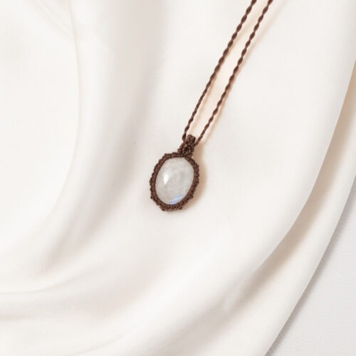 Labradorit Weiß – Der Edelstein für Weiblichkeit & emotionale Tiefe 🌙💧 Ich bin verbunden mit meinem Körper, meinen Gefühlen und meinem inneren Rhythmus. Der weiße Labradorit, auch bekannt als Regenbogenmondstein, schenkt Zugang zur feinen Welt der Emotionen und des Körpers. Er stärkt dein Gefühl für dich selbst – für deine Bedürfnisse, deinen Zyklus, deine Kreativität und deine innere Stimme. Ein idealer Begleiter in Zeiten hormoneller Veränderung, während der Menstruation oder Schwangerschaft – und immer dann, wenn du dich tiefer mit deinem Körper und deinen Gefühlen verbinden möchtest. ✨ Themen Regenbogen Mondstein Mental: Selbstwert, Offenheit, Einfühlungsvermögen, Kreativität, Inspiration, Fokus, Gefühlsausdruck, Gefühle, Wachstum Chakra: Kronenchakra, Drittes Auge Element: Wasser, Kosmos Sternzeichen: Krebs, Fische, Wassermann ☝🏼 Details zum Edelstein Schmuck Naturstein - daher kann der Edelstein von den Bildern abweichen. Größe mit Makramee 25 x 14 mm Kette mit Makramee Knoten - mehr Flexibilität mit Liebe und Intuition handgemacht 💜 🗿 Mineralogische & historische Fakten: Obwohl er „Labradorit“ heißt, zählt der Regenbogenmondstein mineralogisch zu den weißen Varietäten des Orthoklas-Feldspats, oft mit schimmernden blauen bis regenbogenfarbenen Lichtreflexen – einem Phänomen namens Adulareszenz. In vielen Kulturen galt er als heilig, insbesondere für Frauen: Der Stein soll den Zugang zur inneren Weisheit und Intuition öffnen und wird seit Jahrhunderten mit dem weiblichen Zyklus und den Mondphasen in Verbindung gebracht.