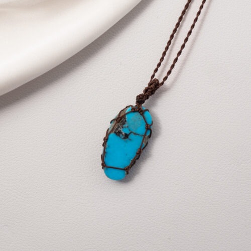 Türkis – Der Edelstein der Lebensfreude und Abgrenzung 💎🌊 Ich stehe für mich ein und begegne dem Leben mit Vertrauen und Lebenskraft. Türkis ist ein lebendiger Begleiter für alle, die ihre eigene Wahrheit klarer aussprechen und ihre Energie schützen möchten. Seine frische, offene Ausstrahlung verbindet Lebensfreude mit innerer Stärke. Er unterstützt dich dabei, Stimmungsschwankungen auszugleichen, dich abzugrenzen und trotzdem in Verbindung zu bleiben – mit dir selbst und mit anderen. Dieser Edelstein fördert Selbstvertrauen, Kreativität und Durchsetzungskraft, ohne Härte zu erzeugen. Türkis erinnert dich daran, dass echte Lebenskraft aus Klarheit entsteht und dass Grenzen setzen ein Akt der Selbstfürsorge ist. ✨ Themen Türkis Mental: Stimmungsschwankungen ausgleichen, Abgrenzung, Grenzen setzen, Lebenskraft, Lebensfreude, Selbstvertrauen, Durchsetzung, Kreativität, Energie, Schutz, Selbstverwirklichung, Freiheit, Kommunikation Körper: Magen, Zähne, Atemwege, Tinnitus, Haut Chakra: Halschakra Planet: Uranus, Jupiter Element: Luft, Wasser Sternzeichen: Schütze, Wassermann, Zwillinge, Waage, Fische 🗿 Mineralogische & historische Fakten Türkis ist ein wasserhaltiges Kupfer-Aluminium-Phosphat und zählt zu den ältesten bekannten Schmuck- und Schutzsteinen der Menschheit. Seine charakteristische blaugrüne Farbe entsteht durch Kupferanteile, während Eisen ihm grünlichere Nuancen verleiht. Bereits vor über 6000 Jahren wurde Türkis in Ägypten, Persien und bei den indigenen Völkern Nordamerikas verehrt. Er galt als Schutzstein auf Reisen, als Talisman gegen negative Einflüsse und als Symbol für Wahrheit und Himmel. In vielen Kulturen wurde Türkis direkt am Hals getragen, um die Stimme zu stärken und ehrliche Kommunikation zu fördern. ☝🏼 Details zum Edelstein Schmuck Naturstein – daher kann der Edelstein von den Bildern abweichen. Größe Andenopal mit Makramee 45 x 17 mm Kette mit Makramee Knoten - mehr Flexibilität mit Liebe und Intuition handgemacht 💜