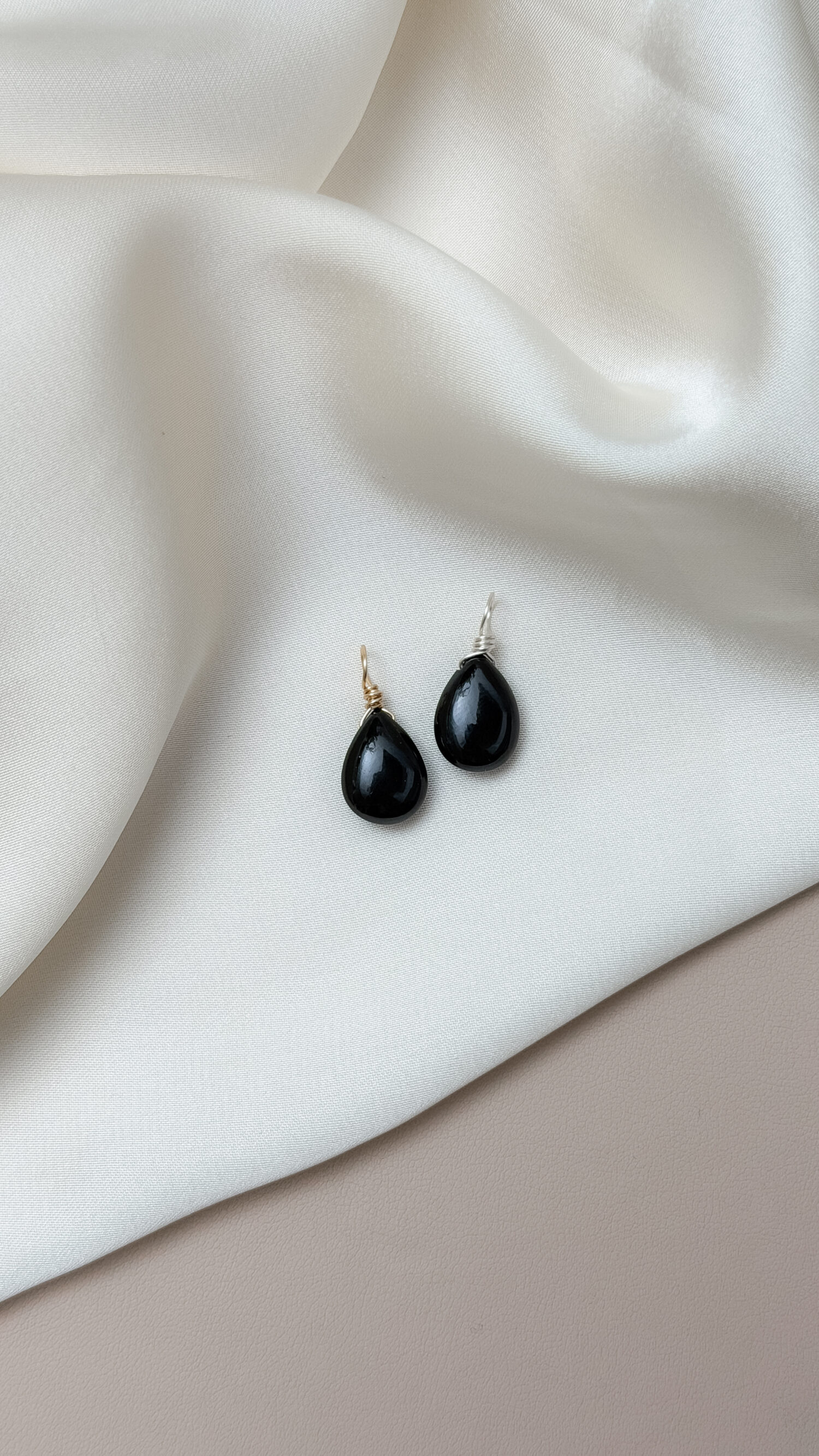 Onyx – Der Edelstein der Grenzen und inneren Klarheit 🖤✨ Ich stehe zu mir und schütze meine Energie. Onyx bringt Ruhe in das, was sich chaotisch anfühlt. Er stärkt deine Fähigkeit, Grenzen zu setzen – liebevoll, klar und konsequent. Wenn du dich überfordert, ausgelaugt oder von äußeren Stimmungen beeinflusst fühlst, holt er dich zurück zu dir. Seine Energie ist strukturiert, stabil und ehrlich. Er hilft dir, Gedanken zu ordnen, Entscheidungen nüchterner zu treffen und die Verantwortung für deinen eigenen Weg zu übernehmen. Nicht hart, sondern klar. ⸻ ✨ Themen Mental: Abgrenzung, Grenzen setzen, Selbstbewusstsein, Trauerverarbeitung, Stressmanagement, Disziplin, Konzentration, logisches Denken, innere Stärke, Ausdauer, emotionale Stabilität Körper: Augen, Haut, Gewebe, Hörvermögen, Kreislauf, Durchblutung, Nägel und Haare, Wachstum, Schwangerschaftsbegleitung, Wettereinflüsse, Immunsystem Chakra: Wurzelchakra Planet: Erde, Saturn Element: Erde Sternzeichen: Steinbock, Wassermann, Löwe ⸻ 🗿 Mineralogische & historische Fakten Onyx ist eine schwarze Varietät des Chalcedons und gehört zur Quarzgruppe. Durch seine glatte, tiefschwarze Oberfläche wirkt er erdend und klar. Bereits in der Antike wurde er als Schutz- und Kraftstein getragen – besonders von Kriegern, die Disziplin und Mut verkörpern sollten. Heilkundige nutzten Onyx traditionell, um Trauer zu lindern, das logische Denken zu stärken und innere Standhaftigkeit aufzubauen. Er galt als Stein der Nüchternheit, der das Wesentliche sichtbar macht und hilft, Entscheidungen unabhängig von äußeren Einflüssen zu treffen. Heute wird er vor allem für seine strukturbildende, schützende und emotional ordnende Wirkung geschätzt.