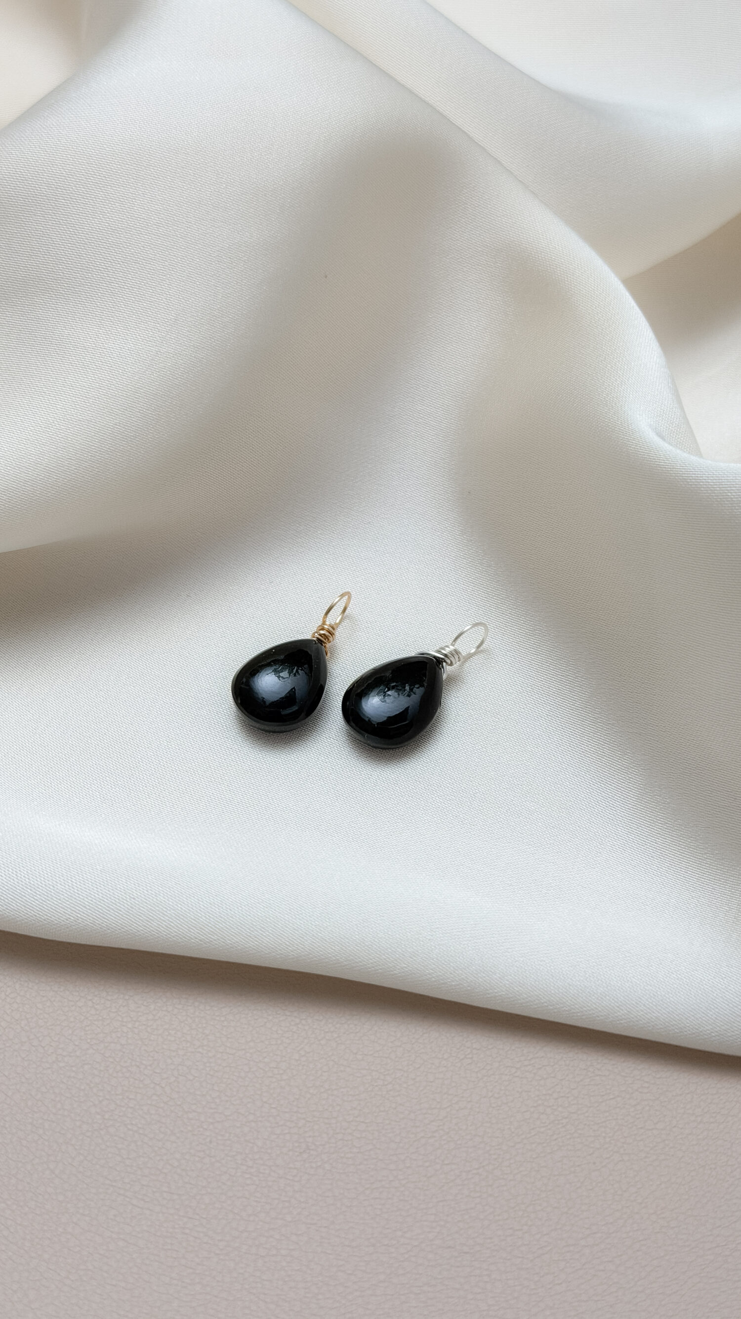 Onyx – Der Edelstein der Grenzen und inneren Klarheit 🖤✨ Ich stehe zu mir und schütze meine Energie. Onyx bringt Ruhe in das, was sich chaotisch anfühlt. Er stärkt deine Fähigkeit, Grenzen zu setzen – liebevoll, klar und konsequent. Wenn du dich überfordert, ausgelaugt oder von äußeren Stimmungen beeinflusst fühlst, holt er dich zurück zu dir. Seine Energie ist strukturiert, stabil und ehrlich. Er hilft dir, Gedanken zu ordnen, Entscheidungen nüchterner zu treffen und die Verantwortung für deinen eigenen Weg zu übernehmen. Nicht hart, sondern klar. ⸻ ✨ Themen Mental: Abgrenzung, Grenzen setzen, Selbstbewusstsein, Trauerverarbeitung, Stressmanagement, Disziplin, Konzentration, logisches Denken, innere Stärke, Ausdauer, emotionale Stabilität Körper: Augen, Haut, Gewebe, Hörvermögen, Kreislauf, Durchblutung, Nägel und Haare, Wachstum, Schwangerschaftsbegleitung, Wettereinflüsse, Immunsystem Chakra: Wurzelchakra Planet: Erde, Saturn Element: Erde Sternzeichen: Steinbock, Wassermann, Löwe ⸻ 🗿 Mineralogische & historische Fakten Onyx ist eine schwarze Varietät des Chalcedons und gehört zur Quarzgruppe. Durch seine glatte, tiefschwarze Oberfläche wirkt er erdend und klar. Bereits in der Antike wurde er als Schutz- und Kraftstein getragen – besonders von Kriegern, die Disziplin und Mut verkörpern sollten. Heilkundige nutzten Onyx traditionell, um Trauer zu lindern, das logische Denken zu stärken und innere Standhaftigkeit aufzubauen. Er galt als Stein der Nüchternheit, der das Wesentliche sichtbar macht und hilft, Entscheidungen unabhängig von äußeren Einflüssen zu treffen. Heute wird er vor allem für seine strukturbildende, schützende und emotional ordnende Wirkung geschätzt.