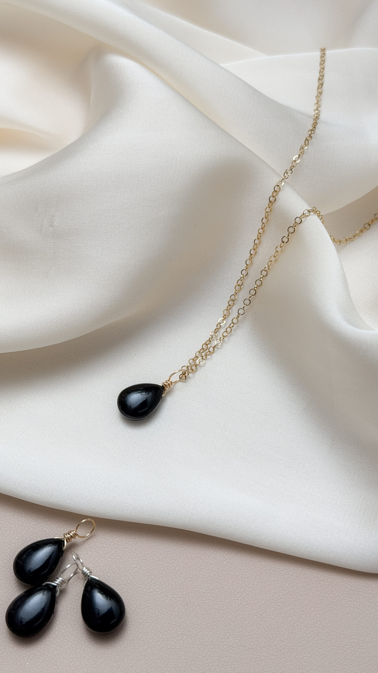 Onyx – Der Edelstein der Grenzen und inneren Klarheit 🖤✨ Ich stehe zu mir und schütze meine Energie. Onyx bringt Ruhe in das, was sich chaotisch anfühlt. Er stärkt deine Fähigkeit, Grenzen zu setzen – liebevoll, klar und konsequent. Wenn du dich überfordert, ausgelaugt oder von äußeren Stimmungen beeinflusst fühlst, holt er dich zurück zu dir. Seine Energie ist strukturiert, stabil und ehrlich. Er hilft dir, Gedanken zu ordnen, Entscheidungen nüchterner zu treffen und die Verantwortung für deinen eigenen Weg zu übernehmen. Nicht hart, sondern klar. ⸻ ✨ Themen Mental: Abgrenzung, Grenzen setzen, Selbstbewusstsein, Trauerverarbeitung, Stressmanagement, Disziplin, Konzentration, logisches Denken, innere Stärke, Ausdauer, emotionale Stabilität Körper: Augen, Haut, Gewebe, Hörvermögen, Kreislauf, Durchblutung, Nägel und Haare, Wachstum, Schwangerschaftsbegleitung, Wettereinflüsse, Immunsystem Chakra: Wurzelchakra Planet: Erde, Saturn Element: Erde Sternzeichen: Steinbock, Wassermann, Löwe ⸻ 🗿 Mineralogische & historische Fakten Onyx ist eine schwarze Varietät des Chalcedons und gehört zur Quarzgruppe. Durch seine glatte, tiefschwarze Oberfläche wirkt er erdend und klar. Bereits in der Antike wurde er als Schutz- und Kraftstein getragen – besonders von Kriegern, die Disziplin und Mut verkörpern sollten. Heilkundige nutzten Onyx traditionell, um Trauer zu lindern, das logische Denken zu stärken und innere Standhaftigkeit aufzubauen. Er galt als Stein der Nüchternheit, der das Wesentliche sichtbar macht und hilft, Entscheidungen unabhängig von äußeren Einflüssen zu treffen. Heute wird er vor allem für seine strukturbildende, schützende und emotional ordnende Wirkung geschätzt.