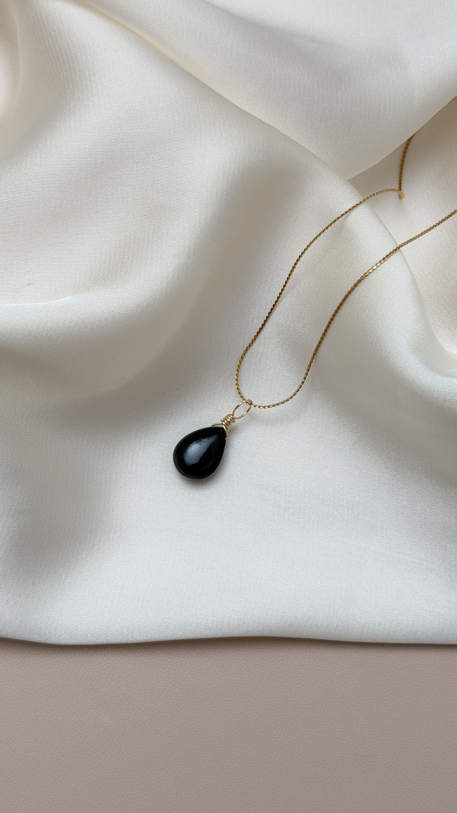 Onyx – Der Edelstein der Grenzen und inneren Klarheit 🖤✨ Ich stehe zu mir und schütze meine Energie. Onyx bringt Ruhe in das, was sich chaotisch anfühlt. Er stärkt deine Fähigkeit, Grenzen zu setzen – liebevoll, klar und konsequent. Wenn du dich überfordert, ausgelaugt oder von äußeren Stimmungen beeinflusst fühlst, holt er dich zurück zu dir. Seine Energie ist strukturiert, stabil und ehrlich. Er hilft dir, Gedanken zu ordnen, Entscheidungen nüchterner zu treffen und die Verantwortung für deinen eigenen Weg zu übernehmen. Nicht hart, sondern klar. ⸻ ✨ Themen Mental: Abgrenzung, Grenzen setzen, Selbstbewusstsein, Trauerverarbeitung, Stressmanagement, Disziplin, Konzentration, logisches Denken, innere Stärke, Ausdauer, emotionale Stabilität Körper: Augen, Haut, Gewebe, Hörvermögen, Kreislauf, Durchblutung, Nägel und Haare, Wachstum, Schwangerschaftsbegleitung, Wettereinflüsse, Immunsystem Chakra: Wurzelchakra Planet: Erde, Saturn Element: Erde Sternzeichen: Steinbock, Wassermann, Löwe ⸻ 🗿 Mineralogische & historische Fakten Onyx ist eine schwarze Varietät des Chalcedons und gehört zur Quarzgruppe. Durch seine glatte, tiefschwarze Oberfläche wirkt er erdend und klar. Bereits in der Antike wurde er als Schutz- und Kraftstein getragen – besonders von Kriegern, die Disziplin und Mut verkörpern sollten. Heilkundige nutzten Onyx traditionell, um Trauer zu lindern, das logische Denken zu stärken und innere Standhaftigkeit aufzubauen. Er galt als Stein der Nüchternheit, der das Wesentliche sichtbar macht und hilft, Entscheidungen unabhängig von äußeren Einflüssen zu treffen. Heute wird er vor allem für seine strukturbildende, schützende und emotional ordnende Wirkung geschätzt.