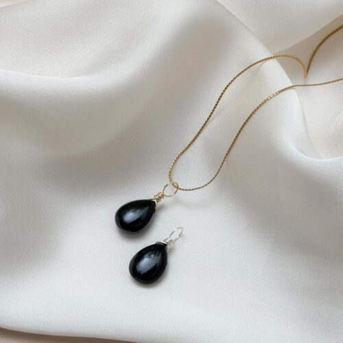 Onyx – Der Edelstein der Grenzen und inneren Klarheit 🖤✨ Ich stehe zu mir und schütze meine Energie. Onyx bringt Ruhe in das, was sich chaotisch anfühlt. Er stärkt deine Fähigkeit, Grenzen zu setzen – liebevoll, klar und konsequent. Wenn du dich überfordert, ausgelaugt oder von äußeren Stimmungen beeinflusst fühlst, holt er dich zurück zu dir. Seine Energie ist strukturiert, stabil und ehrlich. Er hilft dir, Gedanken zu ordnen, Entscheidungen nüchterner zu treffen und die Verantwortung für deinen eigenen Weg zu übernehmen. Nicht hart, sondern klar. ⸻ ✨ Themen Mental: Abgrenzung, Grenzen setzen, Selbstbewusstsein, Trauerverarbeitung, Stressmanagement, Disziplin, Konzentration, logisches Denken, innere Stärke, Ausdauer, emotionale Stabilität Körper: Augen, Haut, Gewebe, Hörvermögen, Kreislauf, Durchblutung, Nägel und Haare, Wachstum, Schwangerschaftsbegleitung, Wettereinflüsse, Immunsystem Chakra: Wurzelchakra Planet: Erde, Saturn Element: Erde Sternzeichen: Steinbock, Wassermann, Löwe ⸻ 🗿 Mineralogische & historische Fakten Onyx ist eine schwarze Varietät des Chalcedons und gehört zur Quarzgruppe. Durch seine glatte, tiefschwarze Oberfläche wirkt er erdend und klar. Bereits in der Antike wurde er als Schutz- und Kraftstein getragen – besonders von Kriegern, die Disziplin und Mut verkörpern sollten. Heilkundige nutzten Onyx traditionell, um Trauer zu lindern, das logische Denken zu stärken und innere Standhaftigkeit aufzubauen. Er galt als Stein der Nüchternheit, der das Wesentliche sichtbar macht und hilft, Entscheidungen unabhängig von äußeren Einflüssen zu treffen. Heute wird er vor allem für seine strukturbildende, schützende und emotional ordnende Wirkung geschätzt.