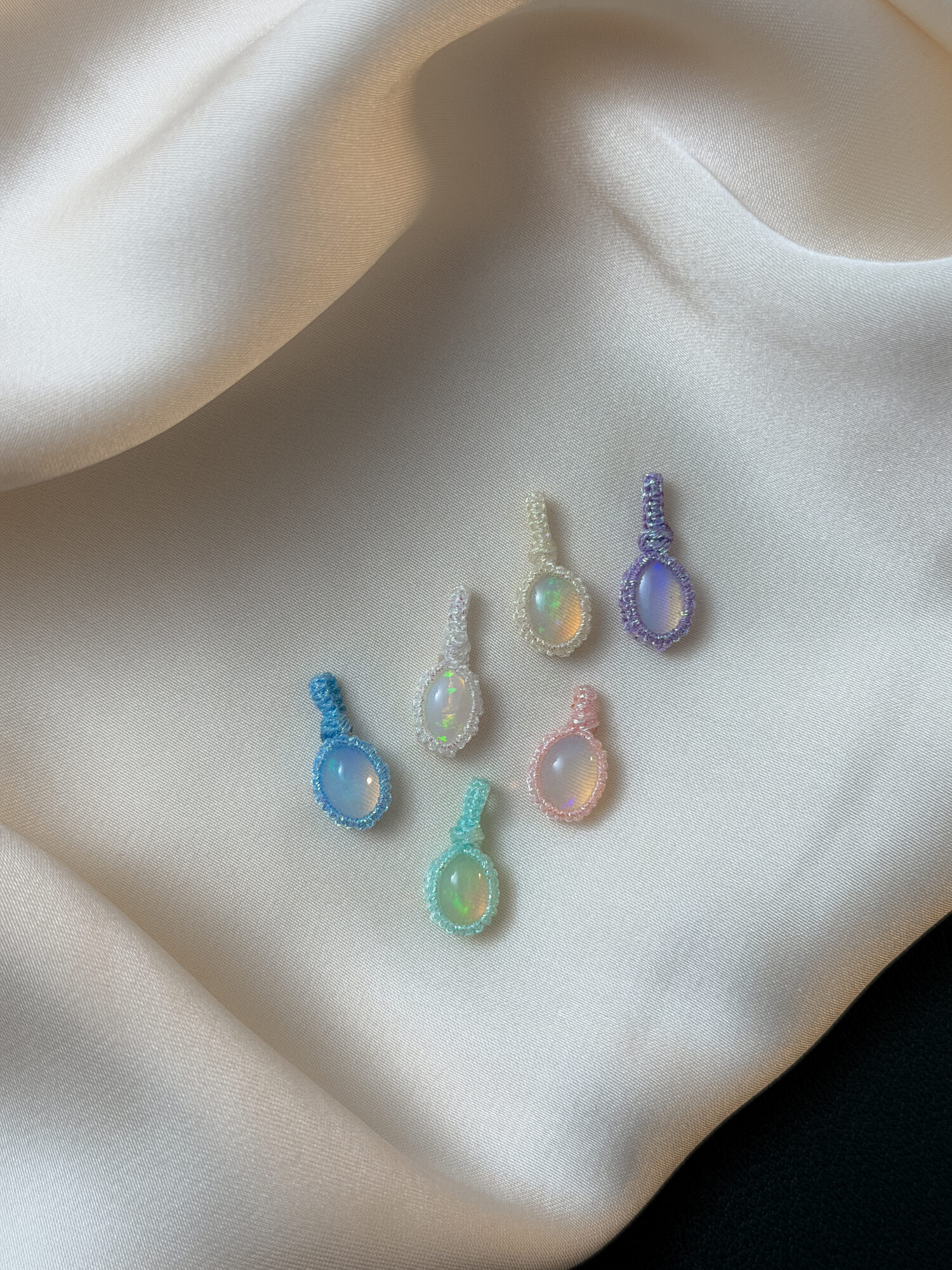 Welo-Opal – Der Edelstein der inneren Wahrnehmung und Wahrheit ✨🌈 Ich erlaube mir, ehrlich zu fühlen und mir selbst bewusst zu begegnen. Der äthiopische Welo-Opal ist ein besonderer Begleiter für Menschen, die fein wahrnehmen und bereit sind, sich ihren inneren Prozessen achtsam zuzuwenden. Sein lebendiges Farbspiel erinnert daran, dass Gefühle viele Facetten haben dürfen und nicht bewertet werden müssen. Statt etwas zu überdecken, lädt er dazu ein, bewusst hinzuschauen und wahrzunehmen, was sich im Inneren zeigt. Seine Bedeutung entsteht weniger aus überlieferten Traditionen als aus persönlicher Erfahrung. Genau darin liegt seine besondere Qualität: Der Welo-Opal wird individuell erlebt – abhängig von Sensibilität, innerem Zustand und dem eigenen Umgang mit ihm. Viele Menschen beschreiben ihn als Stein, der emotionale Themen deutlicher spürbar macht und innere Klarheit fördern kann, wenn man ihm mit Achtsamkeit begegnet. ✨ Themen Welo Opal Mental: emotionale Wahrnehmung, Gefühle bewusst erleben, Sensibilität, Selbsterkenntnis, innere Ehrlichkeit, Gelassenheit im Umgang mit Emotionen, Stimmungsaufhellung, Kreativität, Bewusstsein, Authentizität Chakra: Drittes Auge, Kronenchakra Planet: Mond Element: Wasser, Kosmos Sternzeichen: Fische, Krebs, Wassermann, Waage 🗿 Mineralogische & historische Fakten Der Welo-Opal, auch äthiopischer Opal genannt, stammt aus der Wollo-Region in Äthiopien und wurde erst ab etwa 2008 international bekannt. Mineralogisch gehört er zu den Edelopalen und besteht aus hydratisiertem Siliziumdioxid mit einem vergleichsweise hohen Wassergehalt. Viele Welo-Opale sind hydrophan, was bedeutet, dass sie Wasser aufnehmen können – ein Grund für ihr oft besonders lebendiges Farbspiel. Im Gegensatz zu klassischen Opalen aus Australien existieren für den Welo-Opal keine jahrhundertealten spirituellen Überlieferungen. Seine Bedeutung entwickelt sich vor allem durch persönliche Erfahrung und den bewussten Umgang mit ihm. 🫧 Hinweis zur Pflege Der Welo-Opal gehört zu den hydrophanen Opalen. Das bedeutet, dass er Wasser aufnehmen kann. Dadurch kann sich sein Aussehen vorübergehend verändern und im ungünstigen Fall können Trübungen oder feine Risse entstehen. Bitte vermeide daher längeren oder direkten Kontakt mit Wasser. Trage deinen Welo-Opal nicht beim Duschen, Baden oder Schwimmen. Lass ihn beim Kontakt mit Wasser immer gut trocknen.  ☝🏼 Details zum Edelstein Schmuck Obacht: die Welo-Opale sind nur zwischen 15 - 20 mm groß  Naturstein – daher kann der Edelstein von den Bildern abweichen. Größe: Kette verstellbar bis ca. 80 cm Umfang mit Liebe und Intuition handgemacht  Verlasse dich bei der Wahl auf deine Intuition, der erste Impuls ist immer der Richtige. Du möchtest mehr über Edle.Steine erfahren? Besuche mich auf Instagram ❤️  Edle.Stein entdecken Du hast Fragen zum? Ganz einfach und unkompliziert Kontakt aufnehmen  Kontakt