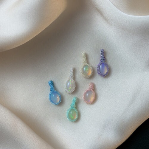 Welo-Opal – Der Edelstein der inneren Wahrnehmung und Wahrheit ✨🌈 Ich erlaube mir, ehrlich zu fühlen und mir selbst bewusst zu begegnen. Der äthiopische Welo-Opal ist ein besonderer Begleiter für Menschen, die fein wahrnehmen und bereit sind, sich ihren inneren Prozessen achtsam zuzuwenden. Sein lebendiges Farbspiel erinnert daran, dass Gefühle viele Facetten haben dürfen und nicht bewertet werden müssen. Statt etwas zu überdecken, lädt er dazu ein, bewusst hinzuschauen und wahrzunehmen, was sich im Inneren zeigt. Seine Bedeutung entsteht weniger aus überlieferten Traditionen als aus persönlicher Erfahrung. Genau darin liegt seine besondere Qualität: Der Welo-Opal wird individuell erlebt – abhängig von Sensibilität, innerem Zustand und dem eigenen Umgang mit ihm. Viele Menschen beschreiben ihn als Stein, der emotionale Themen deutlicher spürbar macht und innere Klarheit fördern kann, wenn man ihm mit Achtsamkeit begegnet. ✨ Themen Welo Opal Mental: emotionale Wahrnehmung, Gefühle bewusst erleben, Sensibilität, Selbsterkenntnis, innere Ehrlichkeit, Gelassenheit im Umgang mit Emotionen, Stimmungsaufhellung, Kreativität, Bewusstsein, Authentizität Chakra: Drittes Auge, Kronenchakra Planet: Mond Element: Wasser, Kosmos Sternzeichen: Fische, Krebs, Wassermann, Waage 🗿 Mineralogische & historische Fakten Der Welo-Opal, auch äthiopischer Opal genannt, stammt aus der Wollo-Region in Äthiopien und wurde erst ab etwa 2008 international bekannt. Mineralogisch gehört er zu den Edelopalen und besteht aus hydratisiertem Siliziumdioxid mit einem vergleichsweise hohen Wassergehalt. Viele Welo-Opale sind hydrophan, was bedeutet, dass sie Wasser aufnehmen können – ein Grund für ihr oft besonders lebendiges Farbspiel. Im Gegensatz zu klassischen Opalen aus Australien existieren für den Welo-Opal keine jahrhundertealten spirituellen Überlieferungen. Seine Bedeutung entwickelt sich vor allem durch persönliche Erfahrung und den bewussten Umgang mit ihm. 🫧 Hinweis zur Pflege Der Welo-Opal gehört zu den hydrophanen Opalen. Das bedeutet, dass er Wasser aufnehmen kann. Dadurch kann sich sein Aussehen vorübergehend verändern und im ungünstigen Fall können Trübungen oder feine Risse entstehen. Bitte vermeide daher längeren oder direkten Kontakt mit Wasser. Trage deinen Welo-Opal nicht beim Duschen, Baden oder Schwimmen. Lass ihn beim Kontakt mit Wasser immer gut trocknen. ☝🏼 Details zum Edelstein Schmuck Obacht: die Welo-Opale sind nur zwischen 15 - 20 mm groß Naturstein – daher kann der Edelstein von den Bildern abweichen. Größe: Kette verstellbar bis ca. 80 cm Umfang mit Liebe und Intuition handgemacht Verlasse dich bei der Wahl auf deine Intuition, der erste Impuls ist immer der Richtige. Du möchtest mehr über Edle.Steine erfahren? Besuche mich auf Instagram ❤️ Edle.Stein entdecken Du hast Fragen zum? Ganz einfach und unkompliziert Kontakt aufnehmen Kontakt