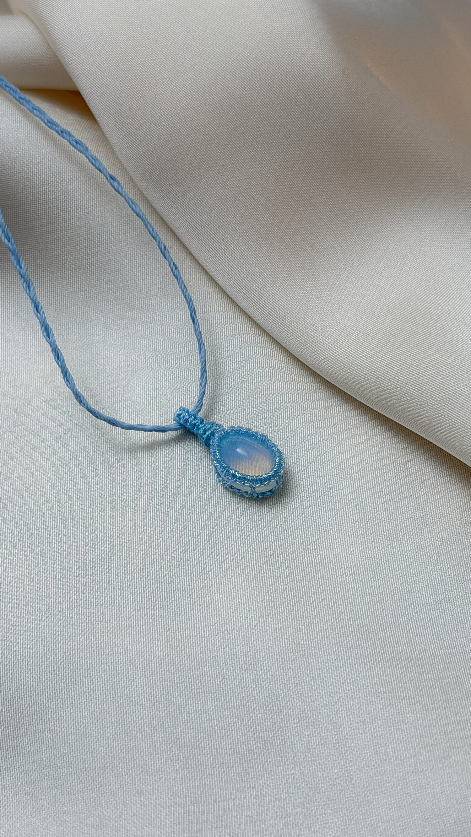 Welo-Opal – Der Edelstein der inneren Wahrnehmung und Wahrheit ✨🌈 Ich erlaube mir, ehrlich zu fühlen und mir selbst bewusst zu begegnen. Der äthiopische Welo-Opal ist ein besonderer Begleiter für Menschen, die fein wahrnehmen und bereit sind, sich ihren inneren Prozessen achtsam zuzuwenden. Sein lebendiges Farbspiel erinnert daran, dass Gefühle viele Facetten haben dürfen und nicht bewertet werden müssen. Statt etwas zu überdecken, lädt er dazu ein, bewusst hinzuschauen und wahrzunehmen, was sich im Inneren zeigt. Seine Bedeutung entsteht weniger aus überlieferten Traditionen als aus persönlicher Erfahrung. Genau darin liegt seine besondere Qualität: Der Welo-Opal wird individuell erlebt – abhängig von Sensibilität, innerem Zustand und dem eigenen Umgang mit ihm. Viele Menschen beschreiben ihn als Stein, der emotionale Themen deutlicher spürbar macht und innere Klarheit fördern kann, wenn man ihm mit Achtsamkeit begegnet. ✨ Themen Welo Opal Mental: emotionale Wahrnehmung, Gefühle bewusst erleben, Sensibilität, Selbsterkenntnis, innere Ehrlichkeit, Gelassenheit im Umgang mit Emotionen, Stimmungsaufhellung, Kreativität, Bewusstsein, Authentizität Chakra: Drittes Auge, Kronenchakra Planet: Mond Element: Wasser, Kosmos Sternzeichen: Fische, Krebs, Wassermann, Waage 🗿 Mineralogische & historische Fakten Der Welo-Opal, auch äthiopischer Opal genannt, stammt aus der Wollo-Region in Äthiopien und wurde erst ab etwa 2008 international bekannt. Mineralogisch gehört er zu den Edelopalen und besteht aus hydratisiertem Siliziumdioxid mit einem vergleichsweise hohen Wassergehalt. Viele Welo-Opale sind hydrophan, was bedeutet, dass sie Wasser aufnehmen können – ein Grund für ihr oft besonders lebendiges Farbspiel. Im Gegensatz zu klassischen Opalen aus Australien existieren für den Welo-Opal keine jahrhundertealten spirituellen Überlieferungen. Seine Bedeutung entwickelt sich vor allem durch persönliche Erfahrung und den bewussten Umgang mit ihm. 🫧 Hinweis zur Pflege Der Welo-Opal gehört zu den hydrophanen Opalen. Das bedeutet, dass er Wasser aufnehmen kann. Dadurch kann sich sein Aussehen vorübergehend verändern und im ungünstigen Fall können Trübungen oder feine Risse entstehen. Bitte vermeide daher längeren oder direkten Kontakt mit Wasser. Trage deinen Welo-Opal nicht beim Duschen, Baden oder Schwimmen. Lass ihn beim Kontakt mit Wasser immer gut trocknen.  ☝🏼 Details zum Edelstein Schmuck Obacht: die Welo-Opale sind nur zwischen 15 - 20 mm groß  Naturstein – daher kann der Edelstein von den Bildern abweichen. Größe: Kette verstellbar bis ca. 80 cm Umfang mit Liebe und Intuition handgemacht  Verlasse dich bei der Wahl auf deine Intuition, der erste Impuls ist immer der Richtige. Du möchtest mehr über Edle.Steine erfahren? Besuche mich auf Instagram ❤️  Edle.Stein entdecken Du hast Fragen zum? Ganz einfach und unkompliziert Kontakt aufnehmen  Kontakt