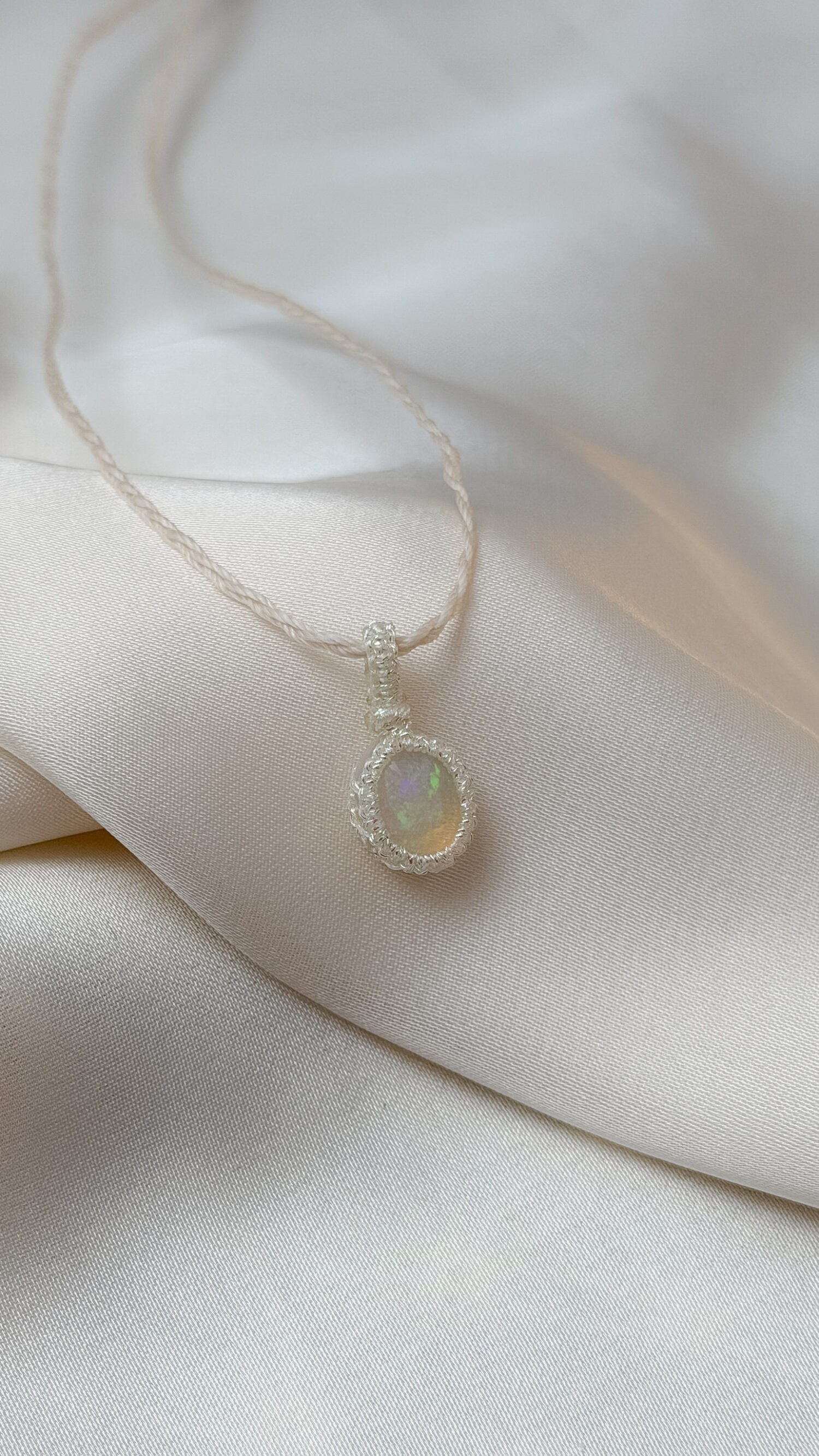 Welo-Opal – Der Edelstein der inneren Wahrnehmung und Wahrheit ✨🌈 Ich erlaube mir, ehrlich zu fühlen und mir selbst bewusst zu begegnen. Der äthiopische Welo-Opal ist ein besonderer Begleiter für Menschen, die fein wahrnehmen und bereit sind, sich ihren inneren Prozessen achtsam zuzuwenden. Sein lebendiges Farbspiel erinnert daran, dass Gefühle viele Facetten haben dürfen und nicht bewertet werden müssen. Statt etwas zu überdecken, lädt er dazu ein, bewusst hinzuschauen und wahrzunehmen, was sich im Inneren zeigt. Seine Bedeutung entsteht weniger aus überlieferten Traditionen als aus persönlicher Erfahrung. Genau darin liegt seine besondere Qualität: Der Welo-Opal wird individuell erlebt – abhängig von Sensibilität, innerem Zustand und dem eigenen Umgang mit ihm. Viele Menschen beschreiben ihn als Stein, der emotionale Themen deutlicher spürbar macht und innere Klarheit fördern kann, wenn man ihm mit Achtsamkeit begegnet. ✨ Themen Welo Opal Mental: emotionale Wahrnehmung, Gefühle bewusst erleben, Sensibilität, Selbsterkenntnis, innere Ehrlichkeit, Gelassenheit im Umgang mit Emotionen, Stimmungsaufhellung, Kreativität, Bewusstsein, Authentizität Chakra: Drittes Auge, Kronenchakra Planet: Mond Element: Wasser, Kosmos Sternzeichen: Fische, Krebs, Wassermann, Waage 🗿 Mineralogische & historische Fakten Der Welo-Opal, auch äthiopischer Opal genannt, stammt aus der Wollo-Region in Äthiopien und wurde erst ab etwa 2008 international bekannt. Mineralogisch gehört er zu den Edelopalen und besteht aus hydratisiertem Siliziumdioxid mit einem vergleichsweise hohen Wassergehalt. Viele Welo-Opale sind hydrophan, was bedeutet, dass sie Wasser aufnehmen können – ein Grund für ihr oft besonders lebendiges Farbspiel. Im Gegensatz zu klassischen Opalen aus Australien existieren für den Welo-Opal keine jahrhundertealten spirituellen Überlieferungen. Seine Bedeutung entwickelt sich vor allem durch persönliche Erfahrung und den bewussten Umgang mit ihm. 🫧 Hinweis zur Pflege Der Welo-Opal gehört zu den hydrophanen Opalen. Das bedeutet, dass er Wasser aufnehmen kann. Dadurch kann sich sein Aussehen vorübergehend verändern und im ungünstigen Fall können Trübungen oder feine Risse entstehen. Bitte vermeide daher längeren oder direkten Kontakt mit Wasser. Trage deinen Welo-Opal nicht beim Duschen, Baden oder Schwimmen. Lass ihn beim Kontakt mit Wasser immer gut trocknen.  ☝🏼 Details zum Edelstein Schmuck Obacht: die Welo-Opale sind nur zwischen 15 - 20 mm groß  Naturstein – daher kann der Edelstein von den Bildern abweichen. Größe: Kette verstellbar bis ca. 80 cm Umfang mit Liebe und Intuition handgemacht  Verlasse dich bei der Wahl auf deine Intuition, der erste Impuls ist immer der Richtige. Du möchtest mehr über Edle.Steine erfahren? Besuche mich auf Instagram ❤️  Edle.Stein entdecken Du hast Fragen zum? Ganz einfach und unkompliziert Kontakt aufnehmen  Kontakt