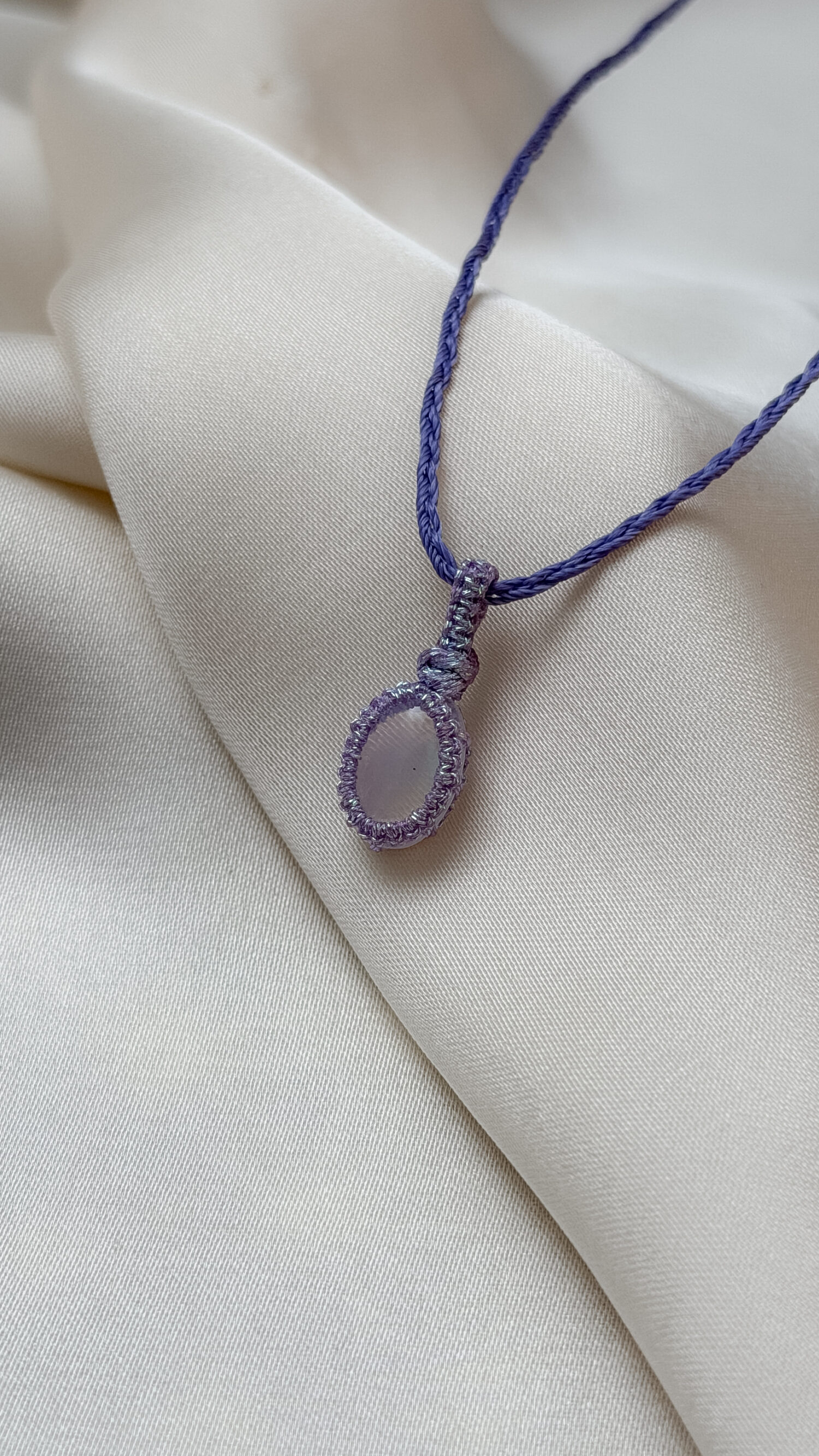 Welo-Opal – Der Edelstein der inneren Wahrnehmung und Wahrheit ✨🌈 Ich erlaube mir, ehrlich zu fühlen und mir selbst bewusst zu begegnen. Der äthiopische Welo-Opal ist ein besonderer Begleiter für Menschen, die fein wahrnehmen und bereit sind, sich ihren inneren Prozessen achtsam zuzuwenden. Sein lebendiges Farbspiel erinnert daran, dass Gefühle viele Facetten haben dürfen und nicht bewertet werden müssen. Statt etwas zu überdecken, lädt er dazu ein, bewusst hinzuschauen und wahrzunehmen, was sich im Inneren zeigt. Seine Bedeutung entsteht weniger aus überlieferten Traditionen als aus persönlicher Erfahrung. Genau darin liegt seine besondere Qualität: Der Welo-Opal wird individuell erlebt – abhängig von Sensibilität, innerem Zustand und dem eigenen Umgang mit ihm. Viele Menschen beschreiben ihn als Stein, der emotionale Themen deutlicher spürbar macht und innere Klarheit fördern kann, wenn man ihm mit Achtsamkeit begegnet. ✨ Themen Welo Opal Mental: emotionale Wahrnehmung, Gefühle bewusst erleben, Sensibilität, Selbsterkenntnis, innere Ehrlichkeit, Gelassenheit im Umgang mit Emotionen, Stimmungsaufhellung, Kreativität, Bewusstsein, Authentizität Chakra: Drittes Auge, Kronenchakra Planet: Mond Element: Wasser, Kosmos Sternzeichen: Fische, Krebs, Wassermann, Waage 🗿 Mineralogische & historische Fakten Der Welo-Opal, auch äthiopischer Opal genannt, stammt aus der Wollo-Region in Äthiopien und wurde erst ab etwa 2008 international bekannt. Mineralogisch gehört er zu den Edelopalen und besteht aus hydratisiertem Siliziumdioxid mit einem vergleichsweise hohen Wassergehalt. Viele Welo-Opale sind hydrophan, was bedeutet, dass sie Wasser aufnehmen können – ein Grund für ihr oft besonders lebendiges Farbspiel. Im Gegensatz zu klassischen Opalen aus Australien existieren für den Welo-Opal keine jahrhundertealten spirituellen Überlieferungen. Seine Bedeutung entwickelt sich vor allem durch persönliche Erfahrung und den bewussten Umgang mit ihm. 🫧 Hinweis zur Pflege Der Welo-Opal gehört zu den hydrophanen Opalen. Das bedeutet, dass er Wasser aufnehmen kann. Dadurch kann sich sein Aussehen vorübergehend verändern und im ungünstigen Fall können Trübungen oder feine Risse entstehen. Bitte vermeide daher längeren oder direkten Kontakt mit Wasser. Trage deinen Welo-Opal nicht beim Duschen, Baden oder Schwimmen. Lass ihn beim Kontakt mit Wasser immer gut trocknen.  ☝🏼 Details zum Edelstein Schmuck Obacht: die Welo-Opale sind nur zwischen 15 - 20 mm groß  Naturstein – daher kann der Edelstein von den Bildern abweichen. Größe: Kette verstellbar bis ca. 80 cm Umfang mit Liebe und Intuition handgemacht  Verlasse dich bei der Wahl auf deine Intuition, der erste Impuls ist immer der Richtige. Du möchtest mehr über Edle.Steine erfahren? Besuche mich auf Instagram ❤️  Edle.Stein entdecken Du hast Fragen zum? Ganz einfach und unkompliziert Kontakt aufnehmen  Kontakt