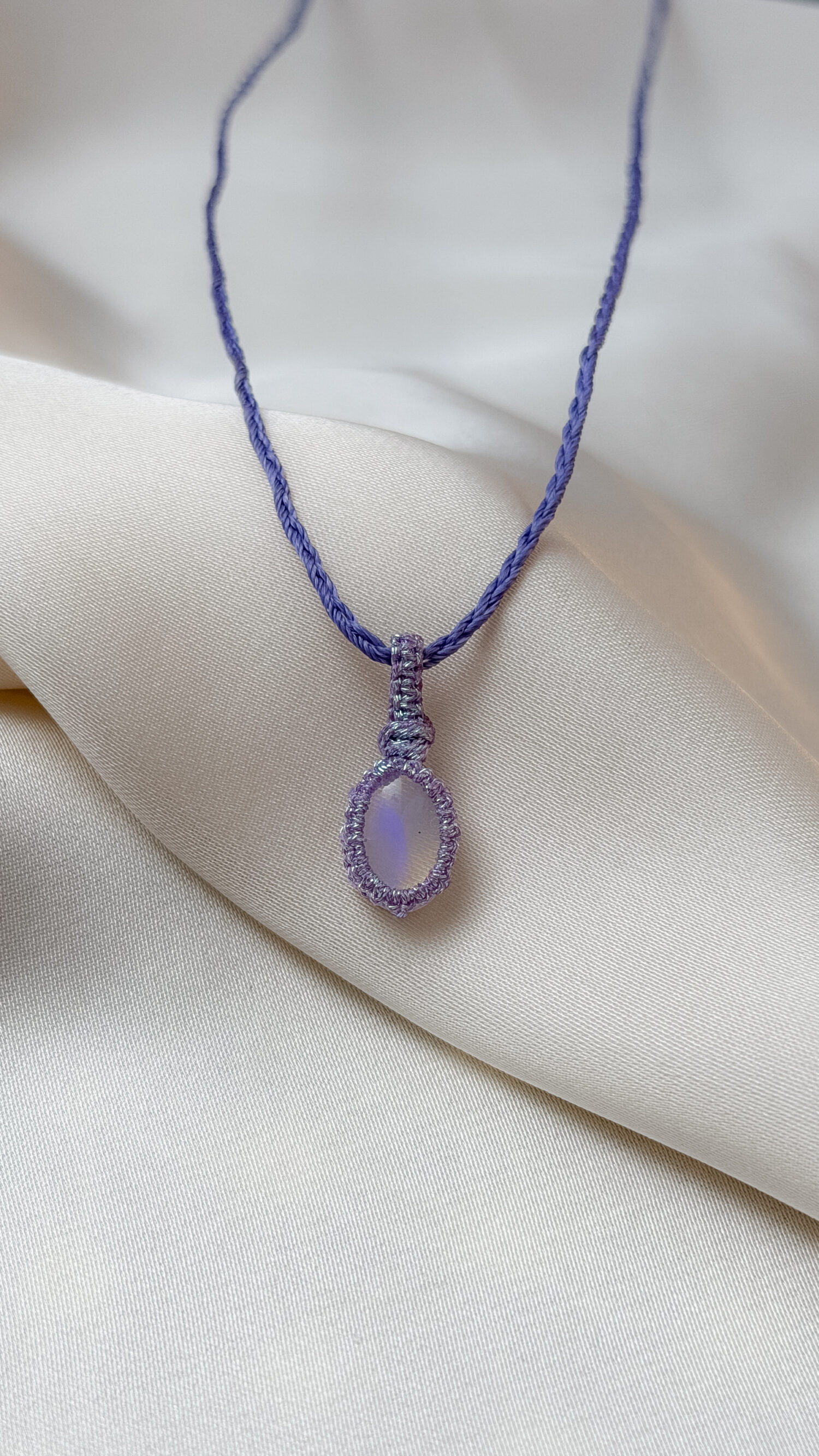 Welo-Opal – Der Edelstein der inneren Wahrnehmung und Wahrheit ✨🌈 Ich erlaube mir, ehrlich zu fühlen und mir selbst bewusst zu begegnen. Der äthiopische Welo-Opal ist ein besonderer Begleiter für Menschen, die fein wahrnehmen und bereit sind, sich ihren inneren Prozessen achtsam zuzuwenden. Sein lebendiges Farbspiel erinnert daran, dass Gefühle viele Facetten haben dürfen und nicht bewertet werden müssen. Statt etwas zu überdecken, lädt er dazu ein, bewusst hinzuschauen und wahrzunehmen, was sich im Inneren zeigt. Seine Bedeutung entsteht weniger aus überlieferten Traditionen als aus persönlicher Erfahrung. Genau darin liegt seine besondere Qualität: Der Welo-Opal wird individuell erlebt – abhängig von Sensibilität, innerem Zustand und dem eigenen Umgang mit ihm. Viele Menschen beschreiben ihn als Stein, der emotionale Themen deutlicher spürbar macht und innere Klarheit fördern kann, wenn man ihm mit Achtsamkeit begegnet. ✨ Themen Welo Opal Mental: emotionale Wahrnehmung, Gefühle bewusst erleben, Sensibilität, Selbsterkenntnis, innere Ehrlichkeit, Gelassenheit im Umgang mit Emotionen, Stimmungsaufhellung, Kreativität, Bewusstsein, Authentizität Chakra: Drittes Auge, Kronenchakra Planet: Mond Element: Wasser, Kosmos Sternzeichen: Fische, Krebs, Wassermann, Waage 🗿 Mineralogische & historische Fakten Der Welo-Opal, auch äthiopischer Opal genannt, stammt aus der Wollo-Region in Äthiopien und wurde erst ab etwa 2008 international bekannt. Mineralogisch gehört er zu den Edelopalen und besteht aus hydratisiertem Siliziumdioxid mit einem vergleichsweise hohen Wassergehalt. Viele Welo-Opale sind hydrophan, was bedeutet, dass sie Wasser aufnehmen können – ein Grund für ihr oft besonders lebendiges Farbspiel. Im Gegensatz zu klassischen Opalen aus Australien existieren für den Welo-Opal keine jahrhundertealten spirituellen Überlieferungen. Seine Bedeutung entwickelt sich vor allem durch persönliche Erfahrung und den bewussten Umgang mit ihm. 🫧 Hinweis zur Pflege Der Welo-Opal gehört zu den hydrophanen Opalen. Das bedeutet, dass er Wasser aufnehmen kann. Dadurch kann sich sein Aussehen vorübergehend verändern und im ungünstigen Fall können Trübungen oder feine Risse entstehen. Bitte vermeide daher längeren oder direkten Kontakt mit Wasser. Trage deinen Welo-Opal nicht beim Duschen, Baden oder Schwimmen. Lass ihn beim Kontakt mit Wasser immer gut trocknen.  ☝🏼 Details zum Edelstein Schmuck Obacht: die Welo-Opale sind nur zwischen 15 - 20 mm groß  Naturstein – daher kann der Edelstein von den Bildern abweichen. Größe: Kette verstellbar bis ca. 80 cm Umfang mit Liebe und Intuition handgemacht  Verlasse dich bei der Wahl auf deine Intuition, der erste Impuls ist immer der Richtige. Du möchtest mehr über Edle.Steine erfahren? Besuche mich auf Instagram ❤️  Edle.Stein entdecken Du hast Fragen zum? Ganz einfach und unkompliziert Kontakt aufnehmen  Kontakt