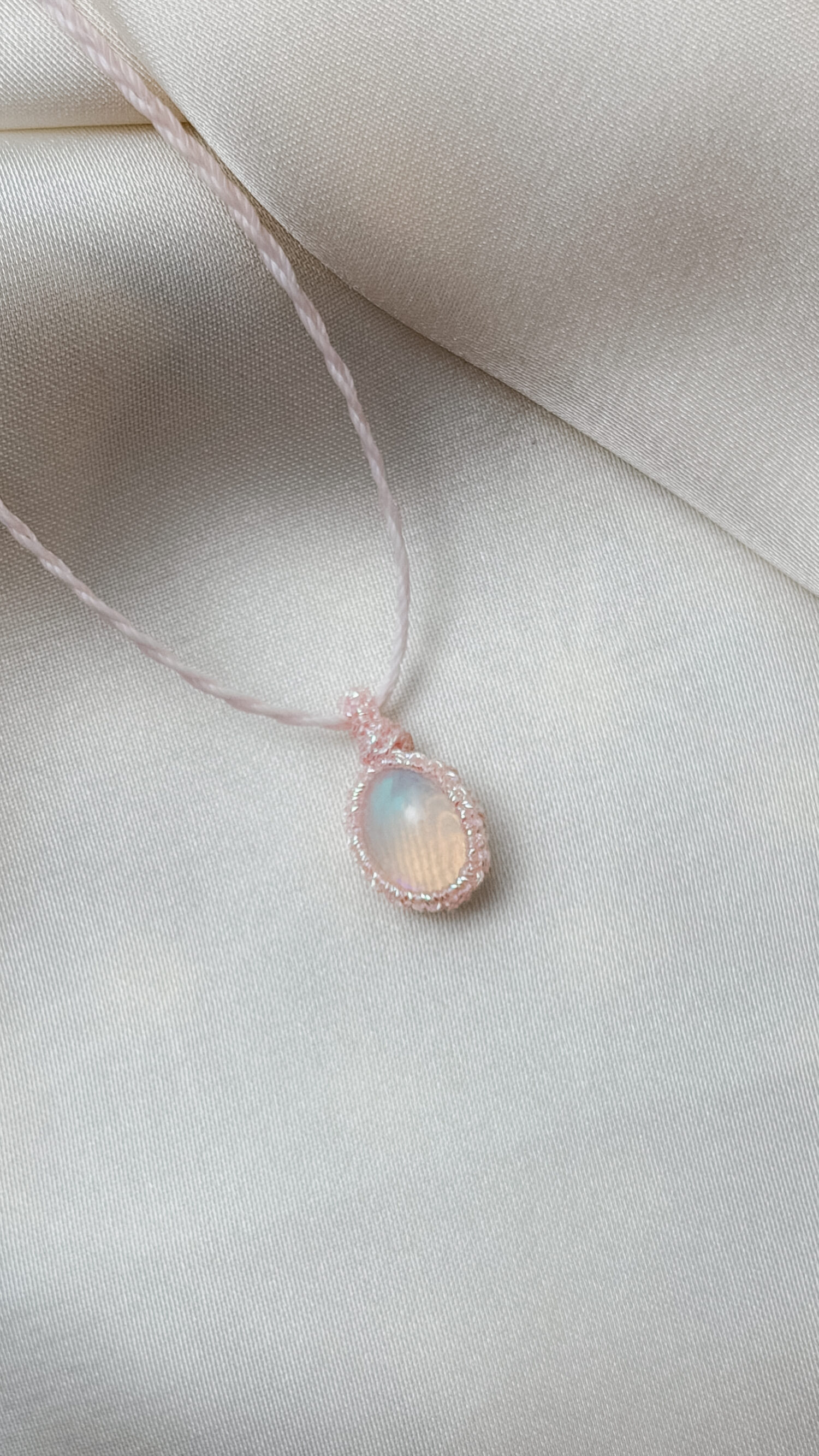 Welo-Opal – Der Edelstein der inneren Wahrnehmung und Wahrheit ✨🌈 Ich erlaube mir, ehrlich zu fühlen und mir selbst bewusst zu begegnen. Der äthiopische Welo-Opal ist ein besonderer Begleiter für Menschen, die fein wahrnehmen und bereit sind, sich ihren inneren Prozessen achtsam zuzuwenden. Sein lebendiges Farbspiel erinnert daran, dass Gefühle viele Facetten haben dürfen und nicht bewertet werden müssen. Statt etwas zu überdecken, lädt er dazu ein, bewusst hinzuschauen und wahrzunehmen, was sich im Inneren zeigt. Seine Bedeutung entsteht weniger aus überlieferten Traditionen als aus persönlicher Erfahrung. Genau darin liegt seine besondere Qualität: Der Welo-Opal wird individuell erlebt – abhängig von Sensibilität, innerem Zustand und dem eigenen Umgang mit ihm. Viele Menschen beschreiben ihn als Stein, der emotionale Themen deutlicher spürbar macht und innere Klarheit fördern kann, wenn man ihm mit Achtsamkeit begegnet. ✨ Themen Welo Opal Mental: emotionale Wahrnehmung, Gefühle bewusst erleben, Sensibilität, Selbsterkenntnis, innere Ehrlichkeit, Gelassenheit im Umgang mit Emotionen, Stimmungsaufhellung, Kreativität, Bewusstsein, Authentizität Chakra: Drittes Auge, Kronenchakra Planet: Mond Element: Wasser, Kosmos Sternzeichen: Fische, Krebs, Wassermann, Waage 🗿 Mineralogische & historische Fakten Der Welo-Opal, auch äthiopischer Opal genannt, stammt aus der Wollo-Region in Äthiopien und wurde erst ab etwa 2008 international bekannt. Mineralogisch gehört er zu den Edelopalen und besteht aus hydratisiertem Siliziumdioxid mit einem vergleichsweise hohen Wassergehalt. Viele Welo-Opale sind hydrophan, was bedeutet, dass sie Wasser aufnehmen können – ein Grund für ihr oft besonders lebendiges Farbspiel. Im Gegensatz zu klassischen Opalen aus Australien existieren für den Welo-Opal keine jahrhundertealten spirituellen Überlieferungen. Seine Bedeutung entwickelt sich vor allem durch persönliche Erfahrung und den bewussten Umgang mit ihm. 🫧 Hinweis zur Pflege Der Welo-Opal gehört zu den hydrophanen Opalen. Das bedeutet, dass er Wasser aufnehmen kann. Dadurch kann sich sein Aussehen vorübergehend verändern und im ungünstigen Fall können Trübungen oder feine Risse entstehen. Bitte vermeide daher längeren oder direkten Kontakt mit Wasser. Trage deinen Welo-Opal nicht beim Duschen, Baden oder Schwimmen. Lass ihn beim Kontakt mit Wasser immer gut trocknen.  ☝🏼 Details zum Edelstein Schmuck Obacht: die Welo-Opale sind nur zwischen 15 - 20 mm groß  Naturstein – daher kann der Edelstein von den Bildern abweichen. Größe: Kette verstellbar bis ca. 80 cm Umfang mit Liebe und Intuition handgemacht  Verlasse dich bei der Wahl auf deine Intuition, der erste Impuls ist immer der Richtige. Du möchtest mehr über Edle.Steine erfahren? Besuche mich auf Instagram ❤️  Edle.Stein entdecken Du hast Fragen zum? Ganz einfach und unkompliziert Kontakt aufnehmen  Kontakt