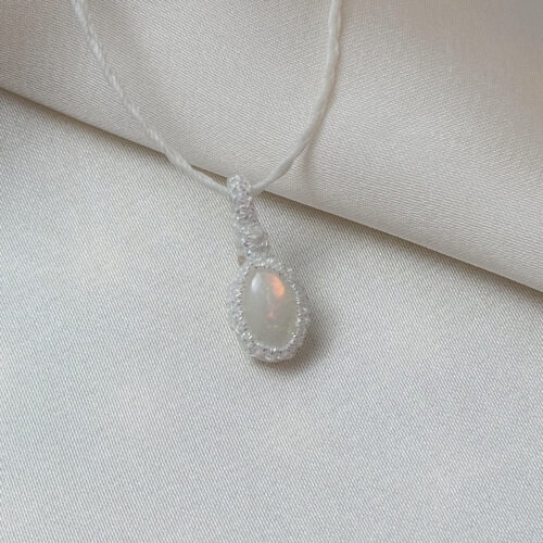 Welo-Opal – Der Edelstein der inneren Wahrnehmung und Wahrheit ✨🌈 Ich erlaube mir, ehrlich zu fühlen und mir selbst bewusst zu begegnen. Der äthiopische Welo-Opal ist ein besonderer Begleiter für Menschen, die fein wahrnehmen und bereit sind, sich ihren inneren Prozessen achtsam zuzuwenden. Sein lebendiges Farbspiel erinnert daran, dass Gefühle viele Facetten haben dürfen und nicht bewertet werden müssen. Statt etwas zu überdecken, lädt er dazu ein, bewusst hinzuschauen und wahrzunehmen, was sich im Inneren zeigt. Seine Bedeutung entsteht weniger aus überlieferten Traditionen als aus persönlicher Erfahrung. Genau darin liegt seine besondere Qualität: Der Welo-Opal wird individuell erlebt – abhängig von Sensibilität, innerem Zustand und dem eigenen Umgang mit ihm. Viele Menschen beschreiben ihn als Stein, der emotionale Themen deutlicher spürbar macht und innere Klarheit fördern kann, wenn man ihm mit Achtsamkeit begegnet. ✨ Themen Welo Opal Mental: emotionale Wahrnehmung, Gefühle bewusst erleben, Sensibilität, Selbsterkenntnis, innere Ehrlichkeit, Gelassenheit im Umgang mit Emotionen, Stimmungsaufhellung, Kreativität, Bewusstsein, Authentizität Chakra: Drittes Auge, Kronenchakra Planet: Mond Element: Wasser, Kosmos Sternzeichen: Fische, Krebs, Wassermann, Waage 🗿 Mineralogische & historische Fakten Der Welo-Opal, auch äthiopischer Opal genannt, stammt aus der Wollo-Region in Äthiopien und wurde erst ab etwa 2008 international bekannt. Mineralogisch gehört er zu den Edelopalen und besteht aus hydratisiertem Siliziumdioxid mit einem vergleichsweise hohen Wassergehalt. Viele Welo-Opale sind hydrophan, was bedeutet, dass sie Wasser aufnehmen können – ein Grund für ihr oft besonders lebendiges Farbspiel. Im Gegensatz zu klassischen Opalen aus Australien existieren für den Welo-Opal keine jahrhundertealten spirituellen Überlieferungen. Seine Bedeutung entwickelt sich vor allem durch persönliche Erfahrung und den bewussten Umgang mit ihm. 🫧 Hinweis zur Pflege Der Welo-Opal gehört zu den hydrophanen Opalen. Das bedeutet, dass er Wasser aufnehmen kann. Dadurch kann sich sein Aussehen vorübergehend verändern und im ungünstigen Fall können Trübungen oder feine Risse entstehen. Bitte vermeide daher längeren oder direkten Kontakt mit Wasser. Trage deinen Welo-Opal nicht beim Duschen, Baden oder Schwimmen. Lass ihn beim Kontakt mit Wasser immer gut trocknen.  ☝🏼 Details zum Edelstein Schmuck Obacht: die Welo-Opale sind nur zwischen 15 - 20 mm groß  Naturstein – daher kann der Edelstein von den Bildern abweichen. Größe: Kette verstellbar bis ca. 80 cm Umfang mit Liebe und Intuition handgemacht  Verlasse dich bei der Wahl auf deine Intuition, der erste Impuls ist immer der Richtige. Du möchtest mehr über Edle.Steine erfahren? Besuche mich auf Instagram ❤️  Edle.Stein entdecken Du hast Fragen zum? Ganz einfach und unkompliziert Kontakt aufnehmen  Kontakt