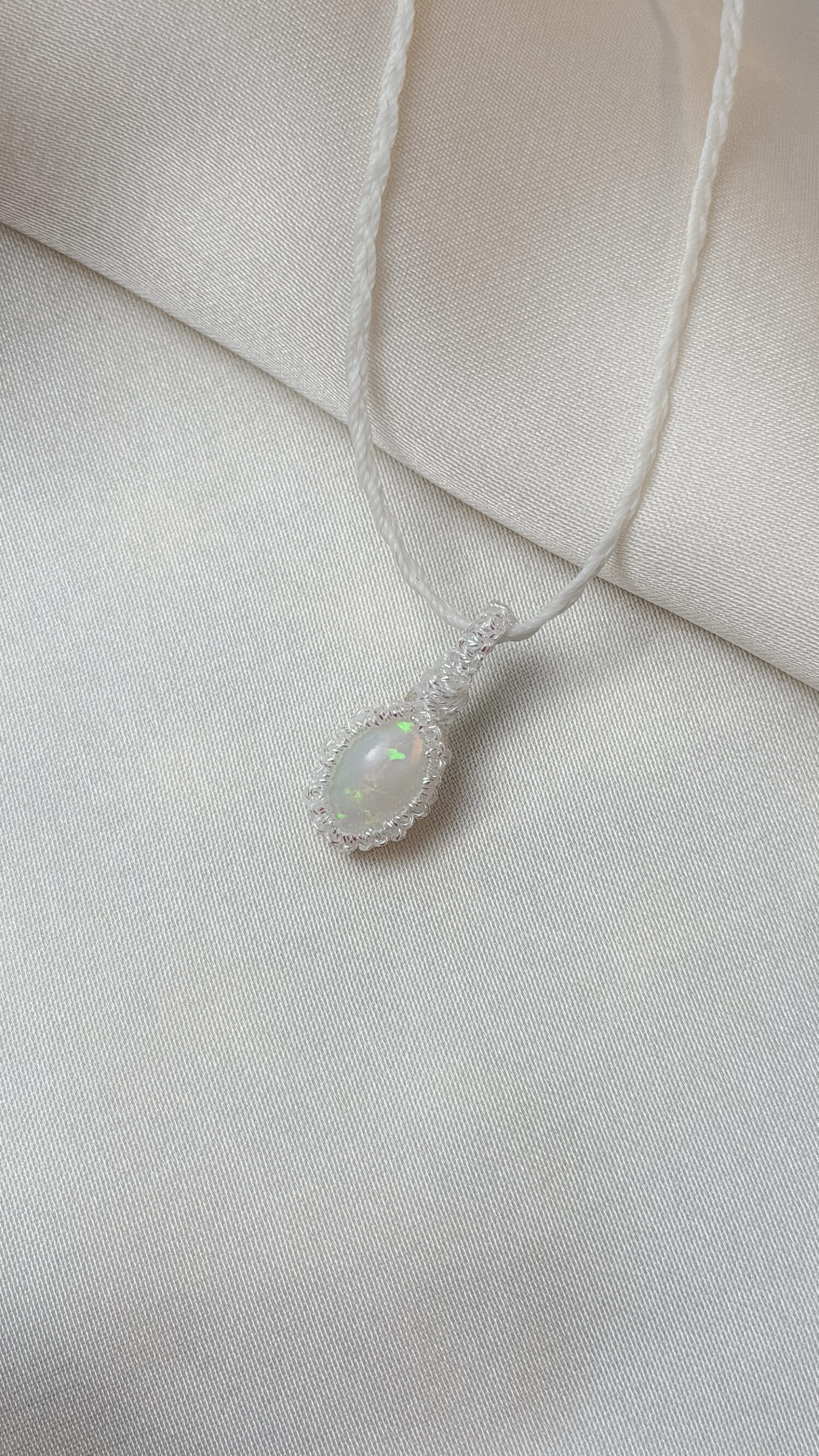 Welo-Opal – Der Edelstein der inneren Wahrnehmung und Wahrheit ✨🌈 Ich erlaube mir, ehrlich zu fühlen und mir selbst bewusst zu begegnen. Der äthiopische Welo-Opal ist ein besonderer Begleiter für Menschen, die fein wahrnehmen und bereit sind, sich ihren inneren Prozessen achtsam zuzuwenden. Sein lebendiges Farbspiel erinnert daran, dass Gefühle viele Facetten haben dürfen und nicht bewertet werden müssen. Statt etwas zu überdecken, lädt er dazu ein, bewusst hinzuschauen und wahrzunehmen, was sich im Inneren zeigt. Seine Bedeutung entsteht weniger aus überlieferten Traditionen als aus persönlicher Erfahrung. Genau darin liegt seine besondere Qualität: Der Welo-Opal wird individuell erlebt – abhängig von Sensibilität, innerem Zustand und dem eigenen Umgang mit ihm. Viele Menschen beschreiben ihn als Stein, der emotionale Themen deutlicher spürbar macht und innere Klarheit fördern kann, wenn man ihm mit Achtsamkeit begegnet. ✨ Themen Welo Opal Mental: emotionale Wahrnehmung, Gefühle bewusst erleben, Sensibilität, Selbsterkenntnis, innere Ehrlichkeit, Gelassenheit im Umgang mit Emotionen, Stimmungsaufhellung, Kreativität, Bewusstsein, Authentizität Chakra: Drittes Auge, Kronenchakra Planet: Mond Element: Wasser, Kosmos Sternzeichen: Fische, Krebs, Wassermann, Waage 🗿 Mineralogische & historische Fakten Der Welo-Opal, auch äthiopischer Opal genannt, stammt aus der Wollo-Region in Äthiopien und wurde erst ab etwa 2008 international bekannt. Mineralogisch gehört er zu den Edelopalen und besteht aus hydratisiertem Siliziumdioxid mit einem vergleichsweise hohen Wassergehalt. Viele Welo-Opale sind hydrophan, was bedeutet, dass sie Wasser aufnehmen können – ein Grund für ihr oft besonders lebendiges Farbspiel. Im Gegensatz zu klassischen Opalen aus Australien existieren für den Welo-Opal keine jahrhundertealten spirituellen Überlieferungen. Seine Bedeutung entwickelt sich vor allem durch persönliche Erfahrung und den bewussten Umgang mit ihm. 🫧 Hinweis zur Pflege Der Welo-Opal gehört zu den hydrophanen Opalen. Das bedeutet, dass er Wasser aufnehmen kann. Dadurch kann sich sein Aussehen vorübergehend verändern und im ungünstigen Fall können Trübungen oder feine Risse entstehen. Bitte vermeide daher längeren oder direkten Kontakt mit Wasser. Trage deinen Welo-Opal nicht beim Duschen, Baden oder Schwimmen. Lass ihn beim Kontakt mit Wasser immer gut trocknen.  ☝🏼 Details zum Edelstein Schmuck Obacht: die Welo-Opale sind nur zwischen 15 - 20 mm groß  Naturstein – daher kann der Edelstein von den Bildern abweichen. Größe: Kette verstellbar bis ca. 80 cm Umfang mit Liebe und Intuition handgemacht  Verlasse dich bei der Wahl auf deine Intuition, der erste Impuls ist immer der Richtige. Du möchtest mehr über Edle.Steine erfahren? Besuche mich auf Instagram ❤️  Edle.Stein entdecken Du hast Fragen zum? Ganz einfach und unkompliziert Kontakt aufnehmen  Kontakt