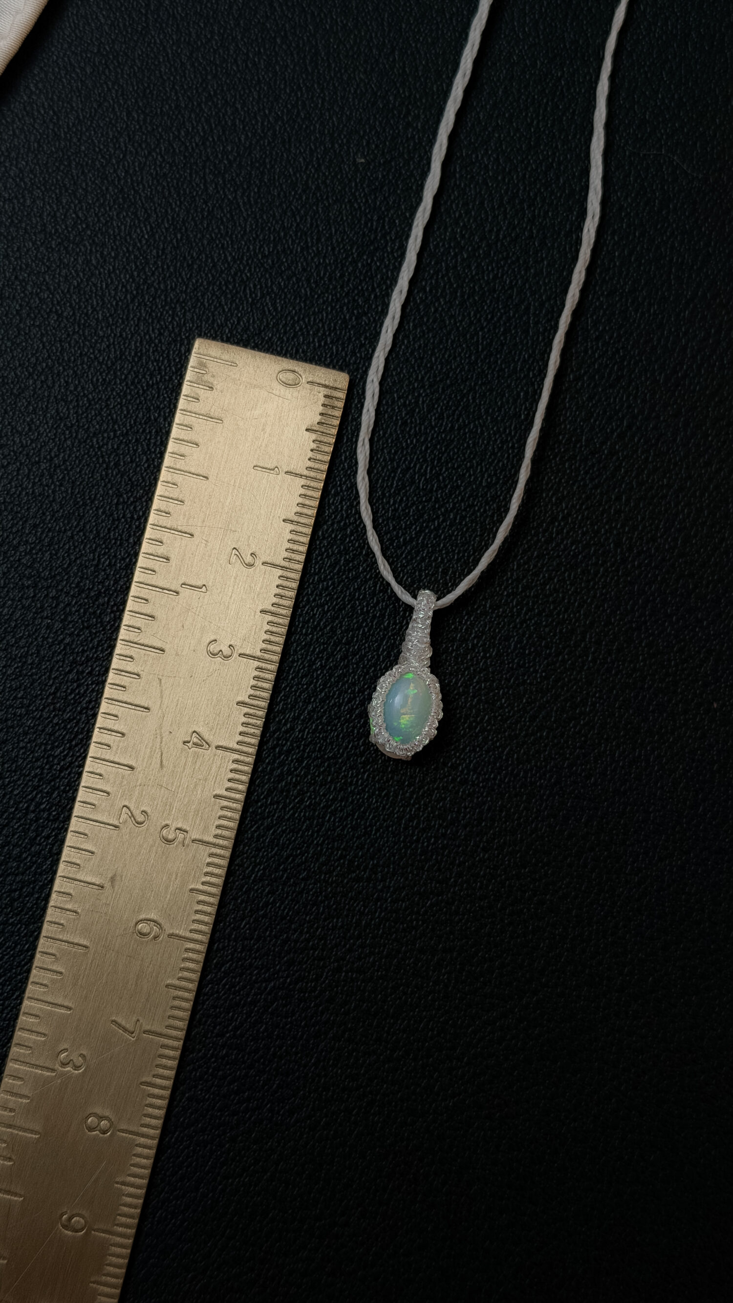 Welo-Opal – Der Edelstein der inneren Wahrnehmung und Wahrheit ✨🌈 Ich erlaube mir, ehrlich zu fühlen und mir selbst bewusst zu begegnen. Der äthiopische Welo-Opal ist ein besonderer Begleiter für Menschen, die fein wahrnehmen und bereit sind, sich ihren inneren Prozessen achtsam zuzuwenden. Sein lebendiges Farbspiel erinnert daran, dass Gefühle viele Facetten haben dürfen und nicht bewertet werden müssen. Statt etwas zu überdecken, lädt er dazu ein, bewusst hinzuschauen und wahrzunehmen, was sich im Inneren zeigt. Seine Bedeutung entsteht weniger aus überlieferten Traditionen als aus persönlicher Erfahrung. Genau darin liegt seine besondere Qualität: Der Welo-Opal wird individuell erlebt – abhängig von Sensibilität, innerem Zustand und dem eigenen Umgang mit ihm. Viele Menschen beschreiben ihn als Stein, der emotionale Themen deutlicher spürbar macht und innere Klarheit fördern kann, wenn man ihm mit Achtsamkeit begegnet. ✨ Themen Welo Opal Mental: emotionale Wahrnehmung, Gefühle bewusst erleben, Sensibilität, Selbsterkenntnis, innere Ehrlichkeit, Gelassenheit im Umgang mit Emotionen, Stimmungsaufhellung, Kreativität, Bewusstsein, Authentizität Chakra: Drittes Auge, Kronenchakra Planet: Mond Element: Wasser, Kosmos Sternzeichen: Fische, Krebs, Wassermann, Waage 🗿 Mineralogische & historische Fakten Der Welo-Opal, auch äthiopischer Opal genannt, stammt aus der Wollo-Region in Äthiopien und wurde erst ab etwa 2008 international bekannt. Mineralogisch gehört er zu den Edelopalen und besteht aus hydratisiertem Siliziumdioxid mit einem vergleichsweise hohen Wassergehalt. Viele Welo-Opale sind hydrophan, was bedeutet, dass sie Wasser aufnehmen können – ein Grund für ihr oft besonders lebendiges Farbspiel. Im Gegensatz zu klassischen Opalen aus Australien existieren für den Welo-Opal keine jahrhundertealten spirituellen Überlieferungen. Seine Bedeutung entwickelt sich vor allem durch persönliche Erfahrung und den bewussten Umgang mit ihm. 🫧 Hinweis zur Pflege Der Welo-Opal gehört zu den hydrophanen Opalen. Das bedeutet, dass er Wasser aufnehmen kann. Dadurch kann sich sein Aussehen vorübergehend verändern und im ungünstigen Fall können Trübungen oder feine Risse entstehen. Bitte vermeide daher längeren oder direkten Kontakt mit Wasser. Trage deinen Welo-Opal nicht beim Duschen, Baden oder Schwimmen. Lass ihn beim Kontakt mit Wasser immer gut trocknen.  ☝🏼 Details zum Edelstein Schmuck Obacht: die Welo-Opale sind nur zwischen 15 - 20 mm groß  Naturstein – daher kann der Edelstein von den Bildern abweichen. Größe: Kette verstellbar bis ca. 80 cm Umfang mit Liebe und Intuition handgemacht  Verlasse dich bei der Wahl auf deine Intuition, der erste Impuls ist immer der Richtige. Du möchtest mehr über Edle.Steine erfahren? Besuche mich auf Instagram ❤️  Edle.Stein entdecken Du hast Fragen zum? Ganz einfach und unkompliziert Kontakt aufnehmen  Kontakt