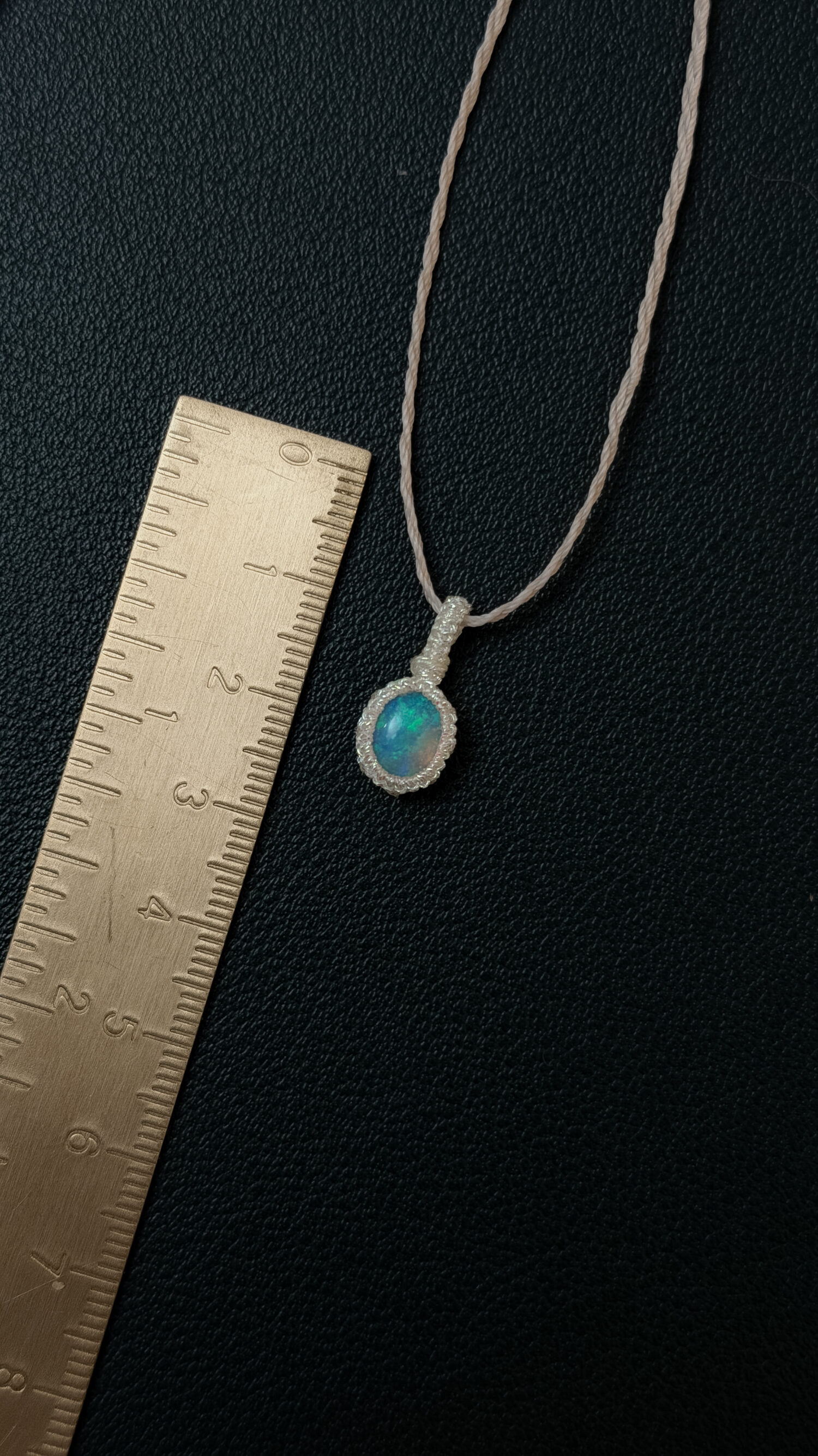 Welo-Opal – Der Edelstein der inneren Wahrnehmung und Wahrheit ✨🌈 Ich erlaube mir, ehrlich zu fühlen und mir selbst bewusst zu begegnen. Der äthiopische Welo-Opal ist ein besonderer Begleiter für Menschen, die fein wahrnehmen und bereit sind, sich ihren inneren Prozessen achtsam zuzuwenden. Sein lebendiges Farbspiel erinnert daran, dass Gefühle viele Facetten haben dürfen und nicht bewertet werden müssen. Statt etwas zu überdecken, lädt er dazu ein, bewusst hinzuschauen und wahrzunehmen, was sich im Inneren zeigt. Seine Bedeutung entsteht weniger aus überlieferten Traditionen als aus persönlicher Erfahrung. Genau darin liegt seine besondere Qualität: Der Welo-Opal wird individuell erlebt – abhängig von Sensibilität, innerem Zustand und dem eigenen Umgang mit ihm. Viele Menschen beschreiben ihn als Stein, der emotionale Themen deutlicher spürbar macht und innere Klarheit fördern kann, wenn man ihm mit Achtsamkeit begegnet. ✨ Themen Welo Opal Mental: emotionale Wahrnehmung, Gefühle bewusst erleben, Sensibilität, Selbsterkenntnis, innere Ehrlichkeit, Gelassenheit im Umgang mit Emotionen, Stimmungsaufhellung, Kreativität, Bewusstsein, Authentizität Chakra: Drittes Auge, Kronenchakra Planet: Mond Element: Wasser, Kosmos Sternzeichen: Fische, Krebs, Wassermann, Waage 🗿 Mineralogische & historische Fakten Der Welo-Opal, auch äthiopischer Opal genannt, stammt aus der Wollo-Region in Äthiopien und wurde erst ab etwa 2008 international bekannt. Mineralogisch gehört er zu den Edelopalen und besteht aus hydratisiertem Siliziumdioxid mit einem vergleichsweise hohen Wassergehalt. Viele Welo-Opale sind hydrophan, was bedeutet, dass sie Wasser aufnehmen können – ein Grund für ihr oft besonders lebendiges Farbspiel. Im Gegensatz zu klassischen Opalen aus Australien existieren für den Welo-Opal keine jahrhundertealten spirituellen Überlieferungen. Seine Bedeutung entwickelt sich vor allem durch persönliche Erfahrung und den bewussten Umgang mit ihm. 🫧 Hinweis zur Pflege Der Welo-Opal gehört zu den hydrophanen Opalen. Das bedeutet, dass er Wasser aufnehmen kann. Dadurch kann sich sein Aussehen vorübergehend verändern und im ungünstigen Fall können Trübungen oder feine Risse entstehen. Bitte vermeide daher längeren oder direkten Kontakt mit Wasser. Trage deinen Welo-Opal nicht beim Duschen, Baden oder Schwimmen. Lass ihn beim Kontakt mit Wasser immer gut trocknen.  ☝🏼 Details zum Edelstein Schmuck Obacht: die Welo-Opale sind nur zwischen 15 - 20 mm groß  Naturstein – daher kann der Edelstein von den Bildern abweichen. Größe: Kette verstellbar bis ca. 80 cm Umfang mit Liebe und Intuition handgemacht  Verlasse dich bei der Wahl auf deine Intuition, der erste Impuls ist immer der Richtige. Du möchtest mehr über Edle.Steine erfahren? Besuche mich auf Instagram ❤️  Edle.Stein entdecken Du hast Fragen zum? Ganz einfach und unkompliziert Kontakt aufnehmen  Kontakt