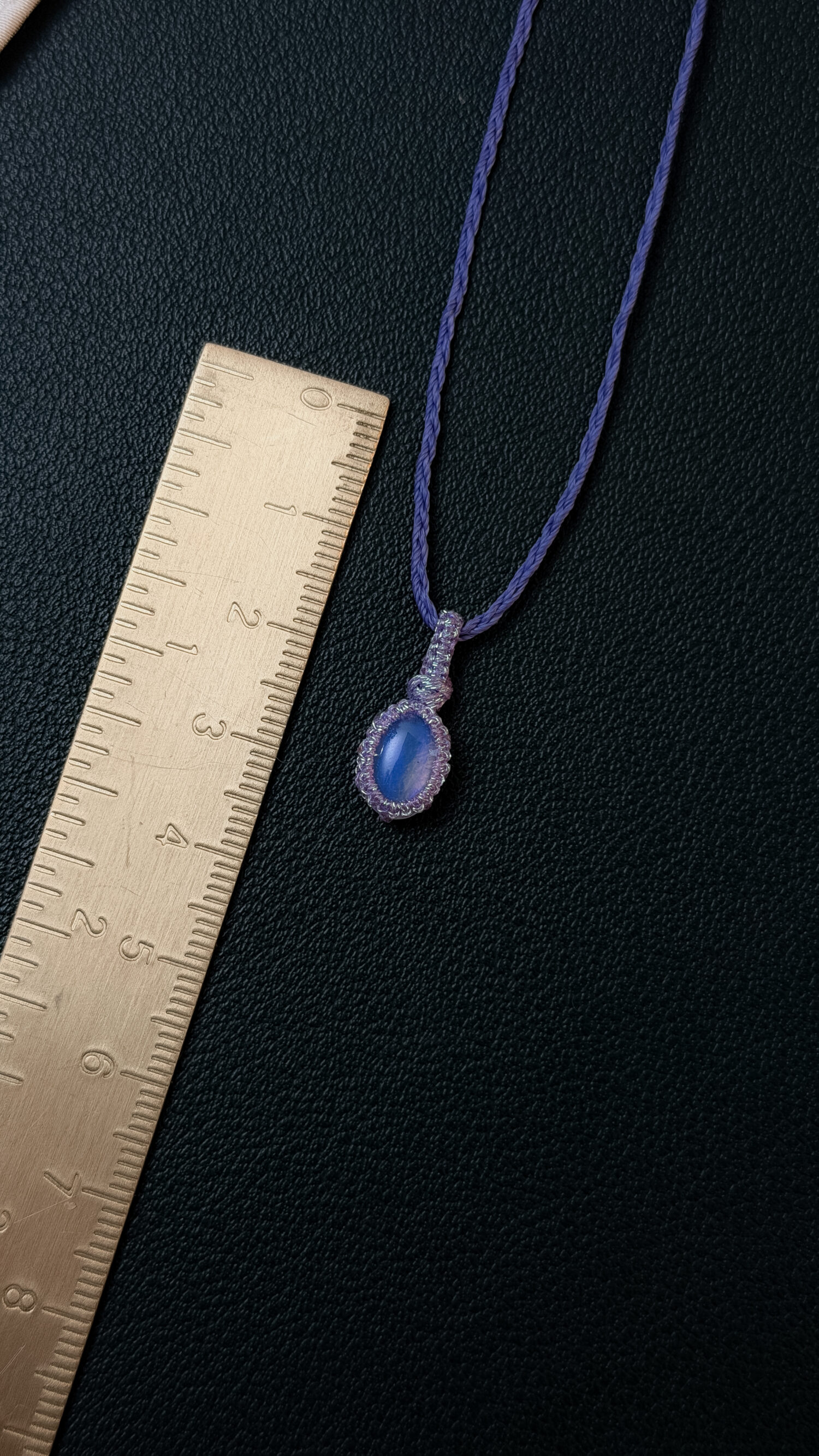 Welo-Opal – Der Edelstein der inneren Wahrnehmung und Wahrheit ✨🌈 Ich erlaube mir, ehrlich zu fühlen und mir selbst bewusst zu begegnen. Der äthiopische Welo-Opal ist ein besonderer Begleiter für Menschen, die fein wahrnehmen und bereit sind, sich ihren inneren Prozessen achtsam zuzuwenden. Sein lebendiges Farbspiel erinnert daran, dass Gefühle viele Facetten haben dürfen und nicht bewertet werden müssen. Statt etwas zu überdecken, lädt er dazu ein, bewusst hinzuschauen und wahrzunehmen, was sich im Inneren zeigt. Seine Bedeutung entsteht weniger aus überlieferten Traditionen als aus persönlicher Erfahrung. Genau darin liegt seine besondere Qualität: Der Welo-Opal wird individuell erlebt – abhängig von Sensibilität, innerem Zustand und dem eigenen Umgang mit ihm. Viele Menschen beschreiben ihn als Stein, der emotionale Themen deutlicher spürbar macht und innere Klarheit fördern kann, wenn man ihm mit Achtsamkeit begegnet. ✨ Themen Welo Opal Mental: emotionale Wahrnehmung, Gefühle bewusst erleben, Sensibilität, Selbsterkenntnis, innere Ehrlichkeit, Gelassenheit im Umgang mit Emotionen, Stimmungsaufhellung, Kreativität, Bewusstsein, Authentizität Chakra: Drittes Auge, Kronenchakra Planet: Mond Element: Wasser, Kosmos Sternzeichen: Fische, Krebs, Wassermann, Waage 🗿 Mineralogische & historische Fakten Der Welo-Opal, auch äthiopischer Opal genannt, stammt aus der Wollo-Region in Äthiopien und wurde erst ab etwa 2008 international bekannt. Mineralogisch gehört er zu den Edelopalen und besteht aus hydratisiertem Siliziumdioxid mit einem vergleichsweise hohen Wassergehalt. Viele Welo-Opale sind hydrophan, was bedeutet, dass sie Wasser aufnehmen können – ein Grund für ihr oft besonders lebendiges Farbspiel. Im Gegensatz zu klassischen Opalen aus Australien existieren für den Welo-Opal keine jahrhundertealten spirituellen Überlieferungen. Seine Bedeutung entwickelt sich vor allem durch persönliche Erfahrung und den bewussten Umgang mit ihm. 🫧 Hinweis zur Pflege Der Welo-Opal gehört zu den hydrophanen Opalen. Das bedeutet, dass er Wasser aufnehmen kann. Dadurch kann sich sein Aussehen vorübergehend verändern und im ungünstigen Fall können Trübungen oder feine Risse entstehen. Bitte vermeide daher längeren oder direkten Kontakt mit Wasser. Trage deinen Welo-Opal nicht beim Duschen, Baden oder Schwimmen. Lass ihn beim Kontakt mit Wasser immer gut trocknen.  ☝🏼 Details zum Edelstein Schmuck Obacht: die Welo-Opale sind nur zwischen 15 - 20 mm groß  Naturstein – daher kann der Edelstein von den Bildern abweichen. Größe: Kette verstellbar bis ca. 80 cm Umfang mit Liebe und Intuition handgemacht  Verlasse dich bei der Wahl auf deine Intuition, der erste Impuls ist immer der Richtige. Du möchtest mehr über Edle.Steine erfahren? Besuche mich auf Instagram ❤️  Edle.Stein entdecken Du hast Fragen zum? Ganz einfach und unkompliziert Kontakt aufnehmen  Kontakt