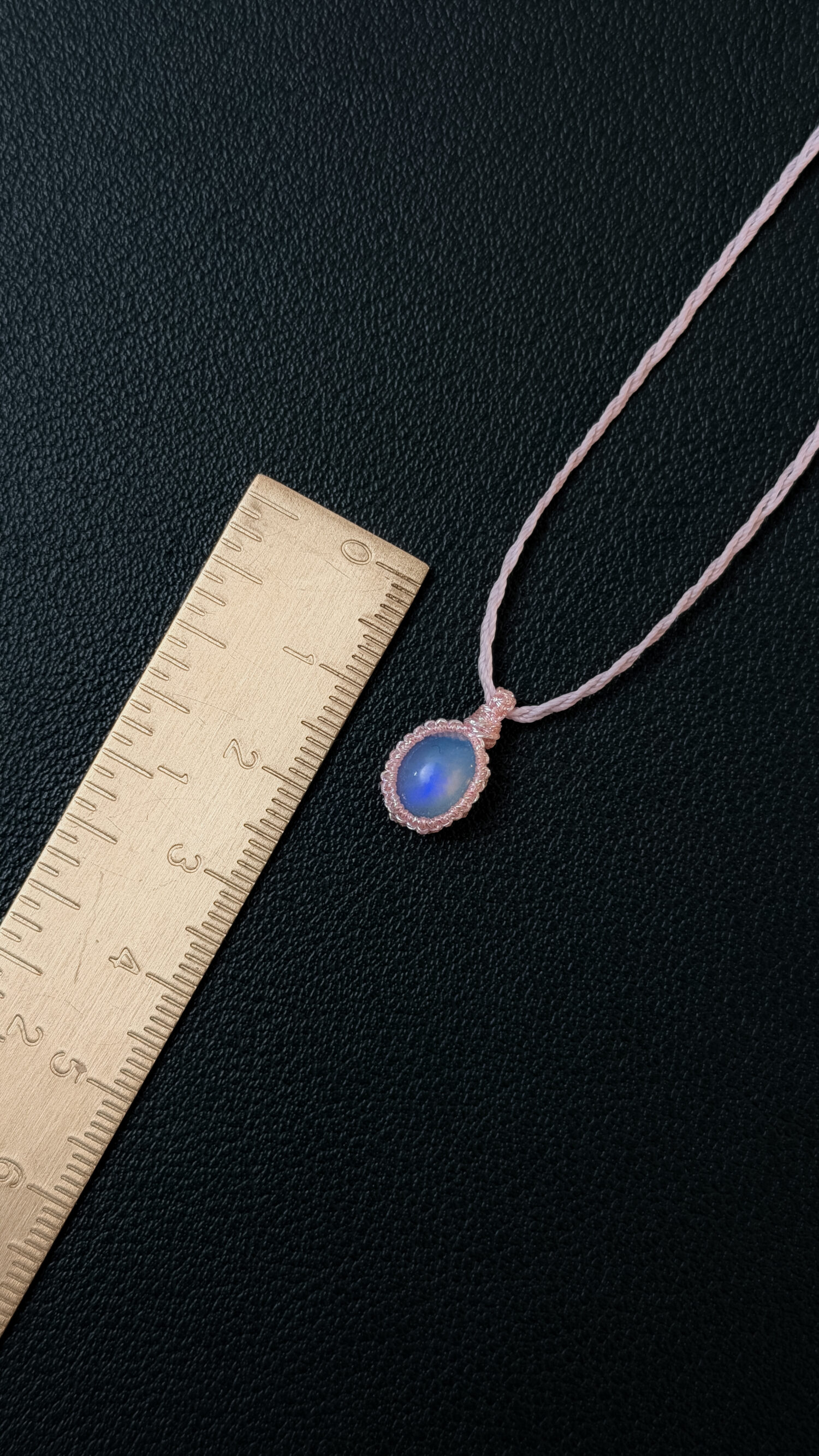 Welo-Opal – Der Edelstein der inneren Wahrnehmung und Wahrheit ✨🌈 Ich erlaube mir, ehrlich zu fühlen und mir selbst bewusst zu begegnen. Der äthiopische Welo-Opal ist ein besonderer Begleiter für Menschen, die fein wahrnehmen und bereit sind, sich ihren inneren Prozessen achtsam zuzuwenden. Sein lebendiges Farbspiel erinnert daran, dass Gefühle viele Facetten haben dürfen und nicht bewertet werden müssen. Statt etwas zu überdecken, lädt er dazu ein, bewusst hinzuschauen und wahrzunehmen, was sich im Inneren zeigt. Seine Bedeutung entsteht weniger aus überlieferten Traditionen als aus persönlicher Erfahrung. Genau darin liegt seine besondere Qualität: Der Welo-Opal wird individuell erlebt – abhängig von Sensibilität, innerem Zustand und dem eigenen Umgang mit ihm. Viele Menschen beschreiben ihn als Stein, der emotionale Themen deutlicher spürbar macht und innere Klarheit fördern kann, wenn man ihm mit Achtsamkeit begegnet. ✨ Themen Welo Opal Mental: emotionale Wahrnehmung, Gefühle bewusst erleben, Sensibilität, Selbsterkenntnis, innere Ehrlichkeit, Gelassenheit im Umgang mit Emotionen, Stimmungsaufhellung, Kreativität, Bewusstsein, Authentizität Chakra: Drittes Auge, Kronenchakra Planet: Mond Element: Wasser, Kosmos Sternzeichen: Fische, Krebs, Wassermann, Waage 🗿 Mineralogische & historische Fakten Der Welo-Opal, auch äthiopischer Opal genannt, stammt aus der Wollo-Region in Äthiopien und wurde erst ab etwa 2008 international bekannt. Mineralogisch gehört er zu den Edelopalen und besteht aus hydratisiertem Siliziumdioxid mit einem vergleichsweise hohen Wassergehalt. Viele Welo-Opale sind hydrophan, was bedeutet, dass sie Wasser aufnehmen können – ein Grund für ihr oft besonders lebendiges Farbspiel. Im Gegensatz zu klassischen Opalen aus Australien existieren für den Welo-Opal keine jahrhundertealten spirituellen Überlieferungen. Seine Bedeutung entwickelt sich vor allem durch persönliche Erfahrung und den bewussten Umgang mit ihm. 🫧 Hinweis zur Pflege Der Welo-Opal gehört zu den hydrophanen Opalen. Das bedeutet, dass er Wasser aufnehmen kann. Dadurch kann sich sein Aussehen vorübergehend verändern und im ungünstigen Fall können Trübungen oder feine Risse entstehen. Bitte vermeide daher längeren oder direkten Kontakt mit Wasser. Trage deinen Welo-Opal nicht beim Duschen, Baden oder Schwimmen. Lass ihn beim Kontakt mit Wasser immer gut trocknen.  ☝🏼 Details zum Edelstein Schmuck Obacht: die Welo-Opale sind nur zwischen 15 - 20 mm groß  Naturstein – daher kann der Edelstein von den Bildern abweichen. Größe: Kette verstellbar bis ca. 80 cm Umfang mit Liebe und Intuition handgemacht  Verlasse dich bei der Wahl auf deine Intuition, der erste Impuls ist immer der Richtige. Du möchtest mehr über Edle.Steine erfahren? Besuche mich auf Instagram ❤️  Edle.Stein entdecken Du hast Fragen zum? Ganz einfach und unkompliziert Kontakt aufnehmen  Kontakt
