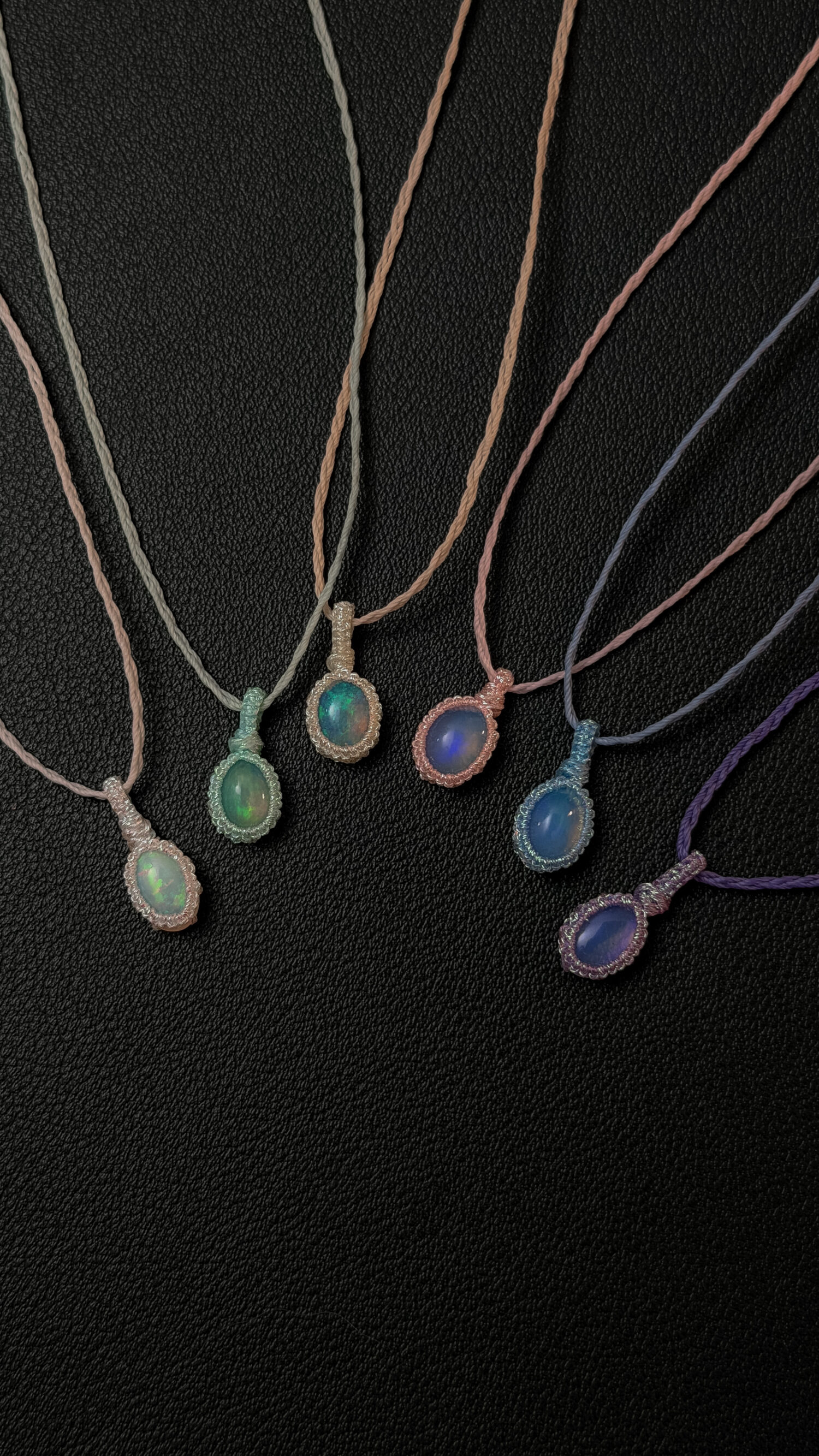 Welo-Opal – Der Edelstein der inneren Wahrnehmung und Wahrheit ✨🌈 Ich erlaube mir, ehrlich zu fühlen und mir selbst bewusst zu begegnen. Der äthiopische Welo-Opal ist ein besonderer Begleiter für Menschen, die fein wahrnehmen und bereit sind, sich ihren inneren Prozessen achtsam zuzuwenden. Sein lebendiges Farbspiel erinnert daran, dass Gefühle viele Facetten haben dürfen und nicht bewertet werden müssen. Statt etwas zu überdecken, lädt er dazu ein, bewusst hinzuschauen und wahrzunehmen, was sich im Inneren zeigt. Seine Bedeutung entsteht weniger aus überlieferten Traditionen als aus persönlicher Erfahrung. Genau darin liegt seine besondere Qualität: Der Welo-Opal wird individuell erlebt – abhängig von Sensibilität, innerem Zustand und dem eigenen Umgang mit ihm. Viele Menschen beschreiben ihn als Stein, der emotionale Themen deutlicher spürbar macht und innere Klarheit fördern kann, wenn man ihm mit Achtsamkeit begegnet. ✨ Themen Welo Opal Mental: emotionale Wahrnehmung, Gefühle bewusst erleben, Sensibilität, Selbsterkenntnis, innere Ehrlichkeit, Gelassenheit im Umgang mit Emotionen, Stimmungsaufhellung, Kreativität, Bewusstsein, Authentizität Chakra: Drittes Auge, Kronenchakra Planet: Mond Element: Wasser, Kosmos Sternzeichen: Fische, Krebs, Wassermann, Waage 🗿 Mineralogische & historische Fakten Der Welo-Opal, auch äthiopischer Opal genannt, stammt aus der Wollo-Region in Äthiopien und wurde erst ab etwa 2008 international bekannt. Mineralogisch gehört er zu den Edelopalen und besteht aus hydratisiertem Siliziumdioxid mit einem vergleichsweise hohen Wassergehalt. Viele Welo-Opale sind hydrophan, was bedeutet, dass sie Wasser aufnehmen können – ein Grund für ihr oft besonders lebendiges Farbspiel. Im Gegensatz zu klassischen Opalen aus Australien existieren für den Welo-Opal keine jahrhundertealten spirituellen Überlieferungen. Seine Bedeutung entwickelt sich vor allem durch persönliche Erfahrung und den bewussten Umgang mit ihm. 🫧 Hinweis zur Pflege Der Welo-Opal gehört zu den hydrophanen Opalen. Das bedeutet, dass er Wasser aufnehmen kann. Dadurch kann sich sein Aussehen vorübergehend verändern und im ungünstigen Fall können Trübungen oder feine Risse entstehen. Bitte vermeide daher längeren oder direkten Kontakt mit Wasser. Trage deinen Welo-Opal nicht beim Duschen, Baden oder Schwimmen. Lass ihn beim Kontakt mit Wasser immer gut trocknen.  ☝🏼 Details zum Edelstein Schmuck Obacht: die Welo-Opale sind nur zwischen 15 - 20 mm groß  Naturstein – daher kann der Edelstein von den Bildern abweichen. Größe: Kette verstellbar bis ca. 80 cm Umfang mit Liebe und Intuition handgemacht  Verlasse dich bei der Wahl auf deine Intuition, der erste Impuls ist immer der Richtige. Du möchtest mehr über Edle.Steine erfahren? Besuche mich auf Instagram ❤️  Edle.Stein entdecken Du hast Fragen zum? Ganz einfach und unkompliziert Kontakt aufnehmen  Kontakt