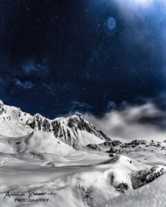 Die Rauhnächte sind eine besondere Zeit zwischen den Jahren, in der viele Menschen Rückblick halten, klarer spüren und ihren Fokus für das neue Jahr setzen. ✨💫 Diese Übersicht zeigt zu jeder der 12 Rauhnächte passende Edelstein-Impulse – von Erdung und innerer Stimme bis zu Neubeginn und kosmischem Licht. Granat, Smaragd, Rubin, Saphir, Rosenquarz, Rhodonit, Rauchquarz, Chrysokoll, Lapis, Jade, Morgani­t, Mondstein, Fluorit, Amazonit, Obsidian, Amethyst, Bergkristall – Edelsteine, die innere Themen unterstützen und dich achtsam durch die Rauhnächte begleiten. Perfekt für alle, die Edelsteine lieben, bewusst reflektieren möchten oder Impulse für Rituale, Journaling oder persönliche Klarheit suchen. Weiterleitung führt zu edle.steine – handgemachter Edelsteinschmuck & sanfte Impulse für dein Jahr.