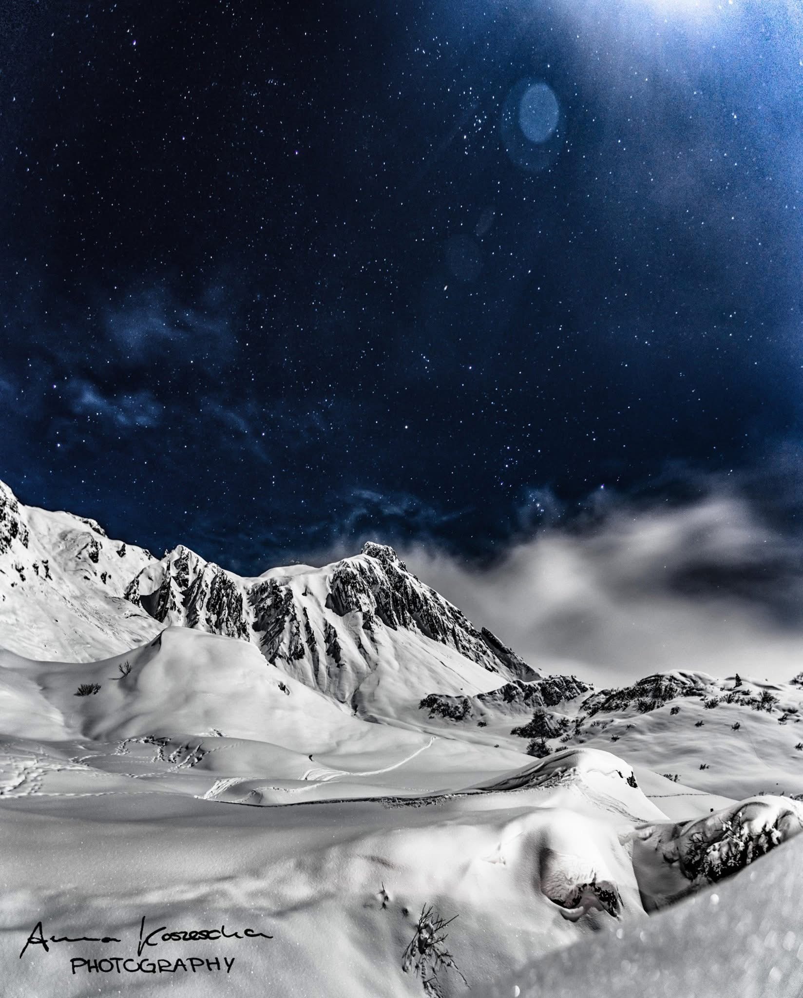 Die Rauhnächte sind eine besondere Zeit zwischen den Jahren, in der viele Menschen Rückblick halten, klarer spüren und ihren Fokus für das neue Jahr setzen. ✨💫 Diese Übersicht zeigt zu jeder der 12 Rauhnächte passende Edelstein-Impulse – von Erdung und innerer Stimme bis zu Neubeginn und kosmischem Licht. Granat, Smaragd, Rubin, Saphir, Rosenquarz, Rhodonit, Rauchquarz, Chrysokoll, Lapis, Jade, Morgani­t, Mondstein, Fluorit, Amazonit, Obsidian, Amethyst, Bergkristall – Edelsteine, die innere Themen unterstützen und dich achtsam durch die Rauhnächte begleiten. Perfekt für alle, die Edelsteine lieben, bewusst reflektieren möchten oder Impulse für Rituale, Journaling oder persönliche Klarheit suchen. Weiterleitung führt zu edle.steine – handgemachter Edelsteinschmuck & sanfte Impulse für dein Jahr.