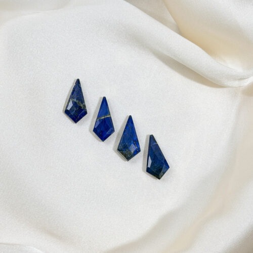 Lapislazuli – Der Edelstein der Weisheit und Klarheit 🔵✨Ich öffne meinen Geist für Erkenntnis und Wahrheit. Der Lapislazuli ist seit Jahrtausenden ein Stein der Könige, Priesterinnen und Visionär:innen. Seine tiefblaue Farbe erinnert an den Sternenhimmel und lädt dich ein, dich mit deiner inneren Wahrheit zu verbinden. Er schenkt Klarheit, Gelassenheit und unterstützt dich dabei, dich im Kollektiv mit deiner Stimme einzubringen. Dieser Stein stärkt deine Intuition und Lernfähigkeit und bringt Ruhe in unruhige Gedanken. Als Begleiter im Alltag fördert er Weisheit, Gemeinschaft und den Mut, den eigenen Weg mit Achtsamkeit und Bewusstsein zu gehen. ✨Lapislazuli Eigenschaften Mental: Gelassenheit, Fokus, Lernleistung, Spiritualität, Freundschaft, Weisheit, Verbindung zum Kollektiv, Gemeinschaft, Wachstum Körper: Hals, Entzündungen, Menstruation, Schlaf, Kopf Chakra: Halschakra, Drittes Auge Planet: Jupiter Element: Wasser Sternzeichen: Waage, Schütze, Jungfrau, Steinbock, Wassermann, Fische 🗿 Mineralogische & historische Fakten Lapislazuli ist ein tiefblaues Gestein, das vor allem aus den Mineralen Lazurit, Calcit und Pyrit besteht. Besonders geschätzt wird er für seine goldenen Pyrit-Einschlüsse, die wie Sterne am Nachthimmel funkeln.Schon im alten Ägypten galt er als „Stein des Himmels“. Er wurde zu Amuletten, Siegeln und Schmuck verarbeitet und war Symbol für Macht, spirituelles Wissen und innere Klarheit. In der Renaissance wurde er gemahlen und als Ultramarin das teuerste Pigment der Malerei – ein Symbol für Tiefe und Ewigkeit. Bis heute gilt Lapislazuli als Stein der Weisheit, der Wahrheit und der inneren Freiheit.