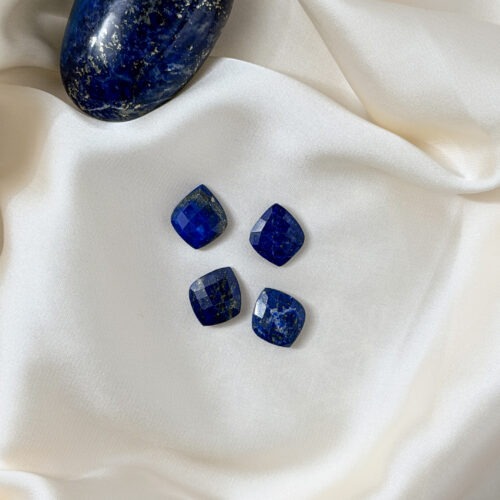Lapislazuli – Der Edelstein der Weisheit und Klarheit 🔵✨Ich öffne meinen Geist für Erkenntnis und Wahrheit. Der Lapislazuli ist seit Jahrtausenden ein Stein der Könige, Priesterinnen und Visionär:innen. Seine tiefblaue Farbe erinnert an den Sternenhimmel und lädt dich ein, dich mit deiner inneren Wahrheit zu verbinden. Er schenkt Klarheit, Gelassenheit und unterstützt dich dabei, dich im Kollektiv mit deiner Stimme einzubringen. Dieser Stein stärkt deine Intuition und Lernfähigkeit und bringt Ruhe in unruhige Gedanken. Als Begleiter im Alltag fördert er Weisheit, Gemeinschaft und den Mut, den eigenen Weg mit Achtsamkeit und Bewusstsein zu gehen. ✨Lapislazuli Eigenschaften Mental: Gelassenheit, Fokus, Lernleistung, Spiritualität, Freundschaft, Weisheit, Verbindung zum Kollektiv, Gemeinschaft, Wachstum Körper: Hals, Entzündungen, Menstruation, Schlaf, Kopf Chakra: Halschakra, Drittes Auge Planet: Jupiter Element: Wasser Sternzeichen: Waage, Schütze, Jungfrau, Steinbock, Wassermann, Fische 🗿 Mineralogische & historische Fakten Lapislazuli ist ein tiefblaues Gestein, das vor allem aus den Mineralen Lazurit, Calcit und Pyrit besteht. Besonders geschätzt wird er für seine goldenen Pyrit-Einschlüsse, die wie Sterne am Nachthimmel funkeln.Schon im alten Ägypten galt er als „Stein des Himmels“. Er wurde zu Amuletten, Siegeln und Schmuck verarbeitet und war Symbol für Macht, spirituelles Wissen und innere Klarheit. In der Renaissance wurde er gemahlen und als Ultramarin das teuerste Pigment der Malerei – ein Symbol für Tiefe und Ewigkeit. Bis heute gilt Lapislazuli als Stein der Weisheit, der Wahrheit und der inneren Freiheit.