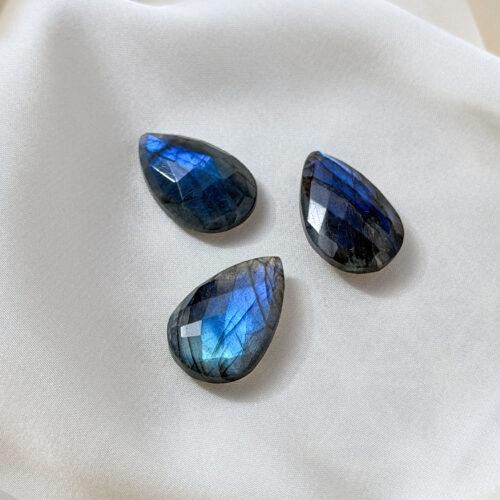 Labradorit – Der Edelstein der Visionen und Intuition Ich gebe meinen Gefühlen den Raum. Jedes Gefühl ist willkommen. Labradorit ist ein magischer Begleiter für Zeiten des Wandels und der inneren Einkehr. Er hilft dir, deine Intuition zu stärken, deiner inneren Stimme zu lauschen und dich mit deiner kreativen, feinsinnigen Seite zu verbinden. Seine schillernden Farben erinnern an das Nordlicht und laden dich ein, hinter die Oberfläche der Dinge zu blicken. In Momenten von Unsicherheit oder emotionaler Verwirrung bringt er Ausgleich und Klarheit. Labradorit fördert Vertrauen in deine eigenen Eingebungen und stärkt die Verbindung zu deinem inneren Wissen. ✨ Themen Labradorit Mental: Intuition, Medialität, Kreativität, Fantasie, emotionale Erinnerungen, karmische Themen, Transformation, Ruhe, Gefühlsinvestition, Visionen, Vertrauen Körper: Selbstheilung, Herz, Nieren, Wetterfühligkeit, Atemwege, Wirbelsäule Chakra: Alle Chakren Planet: Mond Element: Wasser Sternzeichen: Widder, Krebs, Schütze, Wassermann, Fische ☝🏼 Details zum Edelstein Schmuck Naturstein - daher kann der Edelstein von den Bildern abweichen. Größe mit Öse 35 x 18 mm mit Liebe und Intuition handgemacht 💜 🗿 Mineralogische & historische Fakten: Labradorit ist ein Feldspat-Mineral (Ca(Al,Si)₂Si₂O₈) und zeigt ein faszinierendes Farbspiel, das als Labradoreszenz bekannt ist. Diese irisierenden Effekte entstehen durch Lichtbrechung an fein geschichteten Kristallbereichen und lassen den Stein je nach Blickwinkel in Blau, Grün oder Gold schimmern. Benannt wurde der Labradorit nach der kanadischen Halbinsel Labrador, wo er 1770 entdeckt wurde. Die Inuit glaubten, dass in ihm das Nordlicht gefangen sei – eine Legende, die seine spirituelle Kraft bis heute prägt. Schon seit Jahrhunderten wird er als Schutzstein geschätzt, dem man nachsagt, negative Energien abzuschirmen und das Tor zu höheren Bewusstseinsebenen zu öffnen.