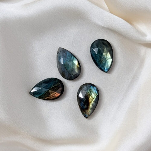 Labradorit – Der Edelstein der Visionen und Intuition Ich gebe meinen Gefühlen den Raum. Jedes Gefühl ist willkommen. Labradorit ist ein magischer Begleiter für Zeiten des Wandels und der inneren Einkehr. Er hilft dir, deine Intuition zu stärken, deiner inneren Stimme zu lauschen und dich mit deiner kreativen, feinsinnigen Seite zu verbinden. Seine schillernden Farben erinnern an das Nordlicht und laden dich ein, hinter die Oberfläche der Dinge zu blicken. In Momenten von Unsicherheit oder emotionaler Verwirrung bringt er Ausgleich und Klarheit. Labradorit fördert Vertrauen in deine eigenen Eingebungen und stärkt die Verbindung zu deinem inneren Wissen. ✨ Themen Labradorit Mental: Intuition, Medialität, Kreativität, Fantasie, emotionale Erinnerungen, karmische Themen, Transformation, Ruhe, Gefühlsinvestition, Visionen, Vertrauen Körper: Selbstheilung, Herz, Nieren, Wetterfühligkeit, Atemwege, Wirbelsäule Chakra: Alle Chakren Planet: Mond Element: Wasser Sternzeichen: Widder, Krebs, Schütze, Wassermann, Fische ☝🏼 Details zum Edelstein Schmuck Naturstein - daher kann der Edelstein von den Bildern abweichen. Größe mit Öse 35 x 18 mm mit Liebe und Intuition handgemacht 💜 🗿 Mineralogische & historische Fakten: Labradorit ist ein Feldspat-Mineral (Ca(Al,Si)₂Si₂O₈) und zeigt ein faszinierendes Farbspiel, das als Labradoreszenz bekannt ist. Diese irisierenden Effekte entstehen durch Lichtbrechung an fein geschichteten Kristallbereichen und lassen den Stein je nach Blickwinkel in Blau, Grün oder Gold schimmern. Benannt wurde der Labradorit nach der kanadischen Halbinsel Labrador, wo er 1770 entdeckt wurde. Die Inuit glaubten, dass in ihm das Nordlicht gefangen sei – eine Legende, die seine spirituelle Kraft bis heute prägt. Schon seit Jahrhunderten wird er als Schutzstein geschätzt, dem man nachsagt, negative Energien abzuschirmen und das Tor zu höheren Bewusstseinsebenen zu öffnen.