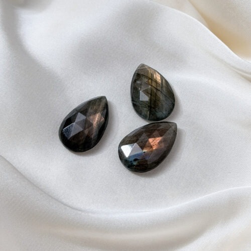 Labradorit – Der Edelstein der Visionen und Intuition Ich gebe meinen Gefühlen den Raum. Jedes Gefühl ist willkommen. Labradorit ist ein magischer Begleiter für Zeiten des Wandels und der inneren Einkehr. Er hilft dir, deine Intuition zu stärken, deiner inneren Stimme zu lauschen und dich mit deiner kreativen, feinsinnigen Seite zu verbinden. Seine schillernden Farben erinnern an das Nordlicht und laden dich ein, hinter die Oberfläche der Dinge zu blicken. In Momenten von Unsicherheit oder emotionaler Verwirrung bringt er Ausgleich und Klarheit. Labradorit fördert Vertrauen in deine eigenen Eingebungen und stärkt die Verbindung zu deinem inneren Wissen. ✨ Themen Labradorit Mental: Intuition, Medialität, Kreativität, Fantasie, emotionale Erinnerungen, karmische Themen, Transformation, Ruhe, Gefühlsinvestition, Visionen, Vertrauen Körper: Selbstheilung, Herz, Nieren, Wetterfühligkeit, Atemwege, Wirbelsäule Chakra: Alle Chakren Planet: Mond Element: Wasser Sternzeichen: Widder, Krebs, Schütze, Wassermann, Fische ☝🏼 Details zum Edelstein Schmuck Naturstein - daher kann der Edelstein von den Bildern abweichen. Größe mit Öse 35 x 18 mm mit Liebe und Intuition handgemacht 💜 🗿 Mineralogische & historische Fakten: Labradorit ist ein Feldspat-Mineral (Ca(Al,Si)₂Si₂O₈) und zeigt ein faszinierendes Farbspiel, das als Labradoreszenz bekannt ist. Diese irisierenden Effekte entstehen durch Lichtbrechung an fein geschichteten Kristallbereichen und lassen den Stein je nach Blickwinkel in Blau, Grün oder Gold schimmern. Benannt wurde der Labradorit nach der kanadischen Halbinsel Labrador, wo er 1770 entdeckt wurde. Die Inuit glaubten, dass in ihm das Nordlicht gefangen sei – eine Legende, die seine spirituelle Kraft bis heute prägt. Schon seit Jahrhunderten wird er als Schutzstein geschätzt, dem man nachsagt, negative Energien abzuschirmen und das Tor zu höheren Bewusstseinsebenen zu öffnen.