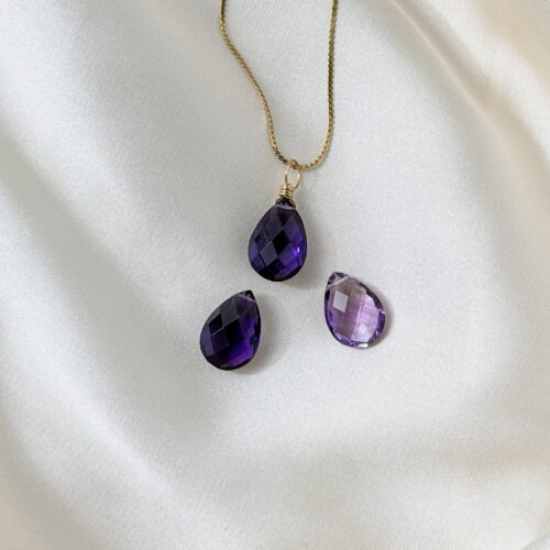 Amethyst – Der Edelstein der Intuition und inneren Wandlung 🔮🌌 Ich vertraue meiner inneren Führung und finde Frieden im Wandel. Der Amethyst wirkt wie eine liebevolle Begleiterin in Zeiten der Transformation. Er hilft dir, Altes loszulassen und neue Wege mit Klarheit und innerer Ruhe zu betreten. Seine beruhigende Energie unterstützt dich dabei, Gedanken zu ordnen, Stress zu lösen und deine Intuition zu stärken. Der Amethyst verbindet dich mit deinem höheren Selbst – er bringt Licht ins Dunkel und Klarheit in das, was sich verändern darf. ✨ Themen Amethyst Mental: Intuition, Spiritualität, Transformation, emotionale Balance, Verbindung von Körper & Geist, Wachstum, Gelassenheit, Traumdeutung, Bewusstsein Körper: Kopf, Haut, Atemwege, Schlaf, Stressmanagement, Wohlbefinden Chakra: Kronenchakra, Drittes Auge Planet: Jupiter, Saturn Element: Luft, Kosmos Sternzeichen: Steinbock, Skorpion, Zwillinge, Jungfrau, Wassermann, Widder, Schütze 🗿 Mineralogische & historische Fakten: Amethyst ist eine violette Varietät des Quarzes und wurde schon im alten Griechenland als „Nüchternheitsstein“ verehrt. Sein Name leitet sich vom griechischen amethystos ab – „dem Rausch entgegenwirkend“. Im Mittelalter galt er als Symbol für Demut, innere Stärke und spirituelle Klarheit. Mönche und Mystiker nutzten ihn zur Meditation, um einen klaren Geist und eine tiefe Verbindung zum Göttlichen zu fördern. 