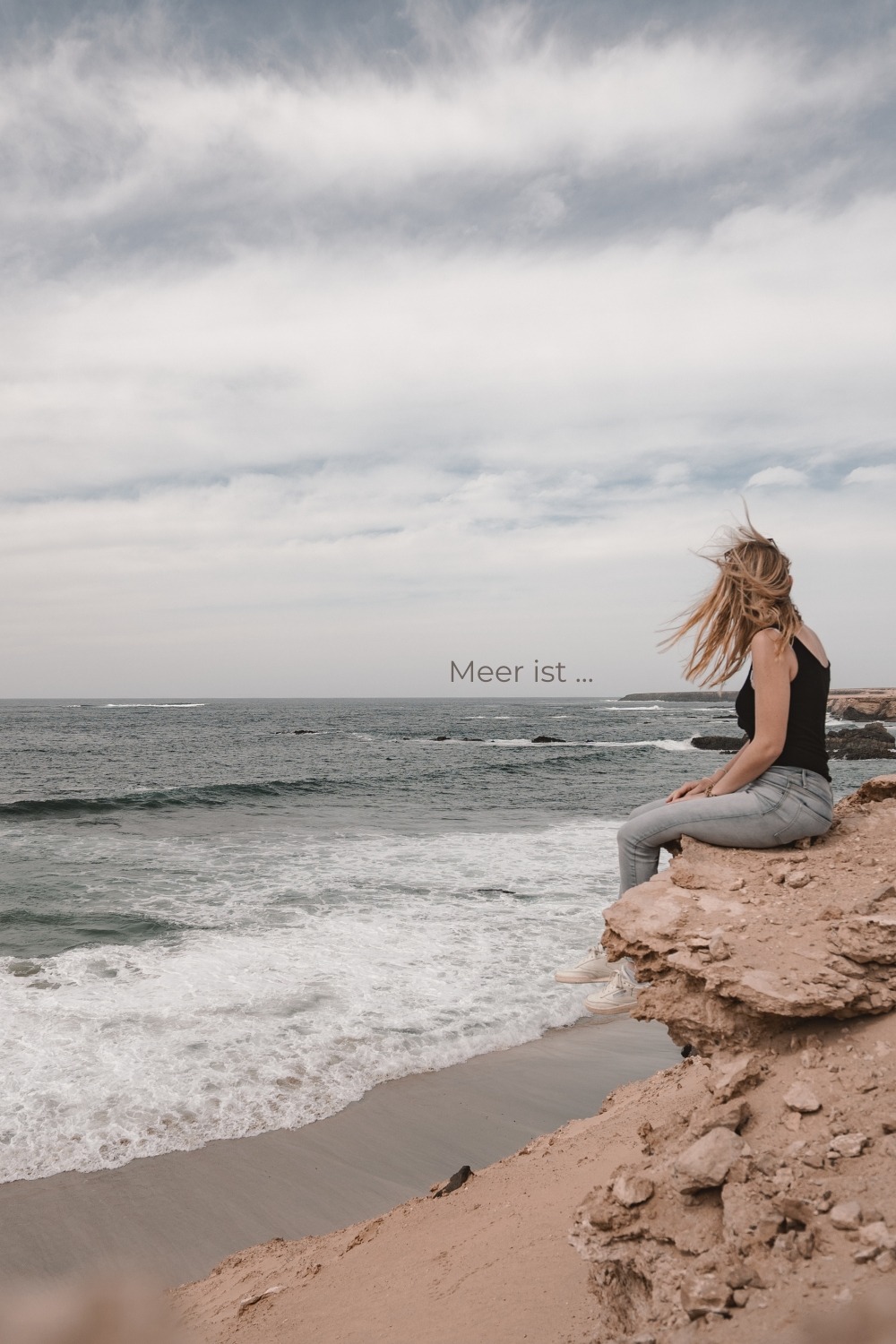 Meerweh – Wenn Weite etwas in uns ordnet Es gibt dieses Gefühl, das schwer zu erklären ist. Man steht am Meer, blickt hinaus, und plötzlich wird alles weiter. Die Gedanken werden langsamer. Nicht, weil sie verschwinden, sondern weil sie ihren Druck verlieren. Meerweh ist kein Fernweh im klassischen Sinn. Es ist kein Drang nach Bewegung, sondern eher ein inneres Öffnen. Ein Moment, in dem man nichts festhalten muss. Die Wellen kommen und gehen. Gedanken kommen und gehen. Und für einen Augenblick fühlt sich genau das richtig an. Das Meer fordert nichts. Es bewertet nicht. Es ist einfach da – weit, ruhig, kraftvoll. Vielleicht liegt genau darin seine Wirkung. Wenn man lange genug aufs Wasser blickt, sortiert sich etwas von selbst. Man erkennt neue Wege, nicht als klare Pläne, sondern als Gefühl. Als leises Wissen: Es darf leichter gehen. Das Meer erinnert uns Das Meer erinnert daran, dass Klarheit nicht laut ist. Sie entsteht oft dann, wenn wir aufhören, alles kontrollieren zu wollen. Wenn wir den Gedanken erlauben, sich wie die Wellen zu bewegen. Wenn wir uns selbst wieder zuhören. Vielleicht erkennen wir neue Wege nicht, weil wir sie suchen – sondern weil wir still genug werden, sie wahrzunehmen. Man sitzt da, hört das rhythmische Atmen der Wellen, und merkt, wie der Körper nachzieht. Schultern sinken. Der Atem wird tiefer. Gedanken verlieren ihre Schärfe. Sie bewegen sich wie das Wasser selbst – weich, aber bestimmt. Vielleicht ist genau das der Moment, in dem Klarheit entsteht. Nicht durch Nachdenken, sondern durch Loslassen. Wenn Meerweh bleibt Man kann das Meer nicht mitnehmen. Aber man kann etwas mitnehmen, das an dieses Gefühl erinnert. Ein Stück Ruhe. Ein Stück Weite. Ein kleines Innehalten für den Alltag. Die Schmuckstücke aus der Meerweh-Kollektion sind genau daraus entstanden. Als Erinnerung. An diesen Moment, in dem alles etwas leiser wird. In dem man klarer sieht, ohne zu suchen. Edelsteine wie Aquamarin erinnert an die Farbe des Wassers, an Tiefe, an Bewegung. Ruhig und lebendig zugleich. Meerweh ist gedacht als Begleiter für Tage, an denen man kurz innehalten möchte. Als stiller Anker, wenn der Kopf voll ist und die Gedanken wieder ins Fließen kommen dürfen. Vielleicht ist Meerweh kein Ort. Vielleicht ist es ein Zustand, den man immer wieder berühren kann.