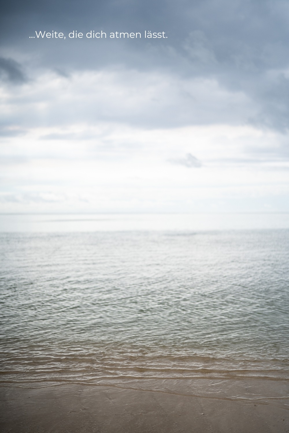 Meerweh – Wenn Weite etwas in uns ordnet Es gibt dieses Gefühl, das schwer zu erklären ist. Man steht am Meer, blickt hinaus, und plötzlich wird alles weiter. Die Gedanken werden langsamer. Nicht, weil sie verschwinden, sondern weil sie ihren Druck verlieren. Meerweh ist kein Fernweh im klassischen Sinn. Es ist kein Drang nach Bewegung, sondern eher ein inneres Öffnen. Ein Moment, in dem man nichts festhalten muss. Die Wellen kommen und gehen. Gedanken kommen und gehen. Und für einen Augenblick fühlt sich genau das richtig an. Das Meer fordert nichts. Es bewertet nicht. Es ist einfach da – weit, ruhig, kraftvoll. Vielleicht liegt genau darin seine Wirkung. Wenn man lange genug aufs Wasser blickt, sortiert sich etwas von selbst. Man erkennt neue Wege, nicht als klare Pläne, sondern als Gefühl. Als leises Wissen: Es darf leichter gehen. Das Meer erinnert uns Das Meer erinnert daran, dass Klarheit nicht laut ist. Sie entsteht oft dann, wenn wir aufhören, alles kontrollieren zu wollen. Wenn wir den Gedanken erlauben, sich wie die Wellen zu bewegen. Wenn wir uns selbst wieder zuhören. Vielleicht erkennen wir neue Wege nicht, weil wir sie suchen – sondern weil wir still genug werden, sie wahrzunehmen. Man sitzt da, hört das rhythmische Atmen der Wellen, und merkt, wie der Körper nachzieht. Schultern sinken. Der Atem wird tiefer. Gedanken verlieren ihre Schärfe. Sie bewegen sich wie das Wasser selbst – weich, aber bestimmt. Vielleicht ist genau das der Moment, in dem Klarheit entsteht. Nicht durch Nachdenken, sondern durch Loslassen. Wenn Meerweh bleibt Man kann das Meer nicht mitnehmen. Aber man kann etwas mitnehmen, das an dieses Gefühl erinnert. Ein Stück Ruhe. Ein Stück Weite. Ein kleines Innehalten für den Alltag. Die Schmuckstücke aus der Meerweh-Kollektion sind genau daraus entstanden. Als Erinnerung. An diesen Moment, in dem alles etwas leiser wird. In dem man klarer sieht, ohne zu suchen. Edelsteine wie Aquamarin erinnert an die Farbe des Wassers, an Tiefe, an Bewegung. Ruhig und lebendig zugleich. Meerweh ist gedacht als Begleiter für Tage, an denen man kurz innehalten möchte. Als stiller Anker, wenn der Kopf voll ist und die Gedanken wieder ins Fließen kommen dürfen. Vielleicht ist Meerweh kein Ort. Vielleicht ist es ein Zustand, den man immer wieder berühren kann.