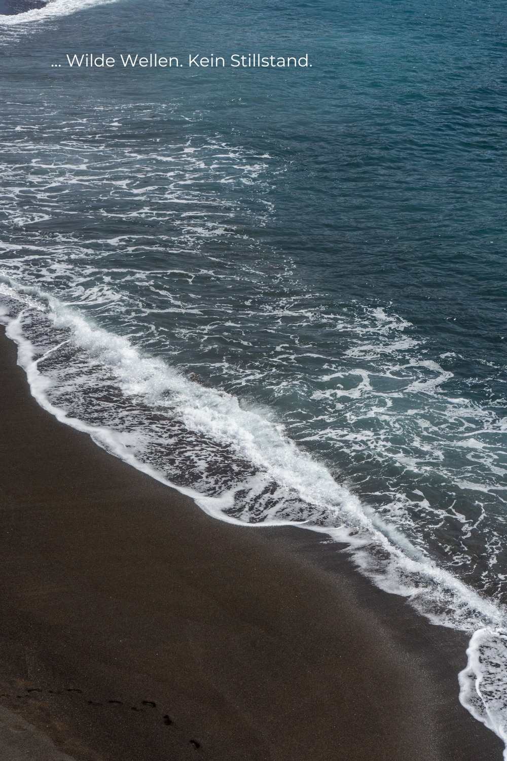 Meerweh – Wenn Weite etwas in uns ordnet Es gibt dieses Gefühl, das schwer zu erklären ist. Man steht am Meer, blickt hinaus, und plötzlich wird alles weiter. Die Gedanken werden langsamer. Nicht, weil sie verschwinden, sondern weil sie ihren Druck verlieren. Meerweh ist kein Fernweh im klassischen Sinn. Es ist kein Drang nach Bewegung, sondern eher ein inneres Öffnen. Ein Moment, in dem man nichts festhalten muss. Die Wellen kommen und gehen. Gedanken kommen und gehen. Und für einen Augenblick fühlt sich genau das richtig an. Das Meer fordert nichts. Es bewertet nicht. Es ist einfach da – weit, ruhig, kraftvoll. Vielleicht liegt genau darin seine Wirkung. Wenn man lange genug aufs Wasser blickt, sortiert sich etwas von selbst. Man erkennt neue Wege, nicht als klare Pläne, sondern als Gefühl. Als leises Wissen: Es darf leichter gehen. Das Meer erinnert uns Das Meer erinnert daran, dass Klarheit nicht laut ist. Sie entsteht oft dann, wenn wir aufhören, alles kontrollieren zu wollen. Wenn wir den Gedanken erlauben, sich wie die Wellen zu bewegen. Wenn wir uns selbst wieder zuhören. Vielleicht erkennen wir neue Wege nicht, weil wir sie suchen – sondern weil wir still genug werden, sie wahrzunehmen. Man sitzt da, hört das rhythmische Atmen der Wellen, und merkt, wie der Körper nachzieht. Schultern sinken. Der Atem wird tiefer. Gedanken verlieren ihre Schärfe. Sie bewegen sich wie das Wasser selbst – weich, aber bestimmt. Vielleicht ist genau das der Moment, in dem Klarheit entsteht. Nicht durch Nachdenken, sondern durch Loslassen. Wenn Meerweh bleibt Man kann das Meer nicht mitnehmen. Aber man kann etwas mitnehmen, das an dieses Gefühl erinnert. Ein Stück Ruhe. Ein Stück Weite. Ein kleines Innehalten für den Alltag. Die Schmuckstücke aus der Meerweh-Kollektion sind genau daraus entstanden. Als Erinnerung. An diesen Moment, in dem alles etwas leiser wird. In dem man klarer sieht, ohne zu suchen. Edelsteine wie Aquamarin erinnert an die Farbe des Wassers, an Tiefe, an Bewegung. Ruhig und lebendig zugleich. Meerweh ist gedacht als Begleiter für Tage, an denen man kurz innehalten möchte. Als stiller Anker, wenn der Kopf voll ist und die Gedanken wieder ins Fließen kommen dürfen. Vielleicht ist Meerweh kein Ort. Vielleicht ist es ein Zustand, den man immer wieder berühren kann.
