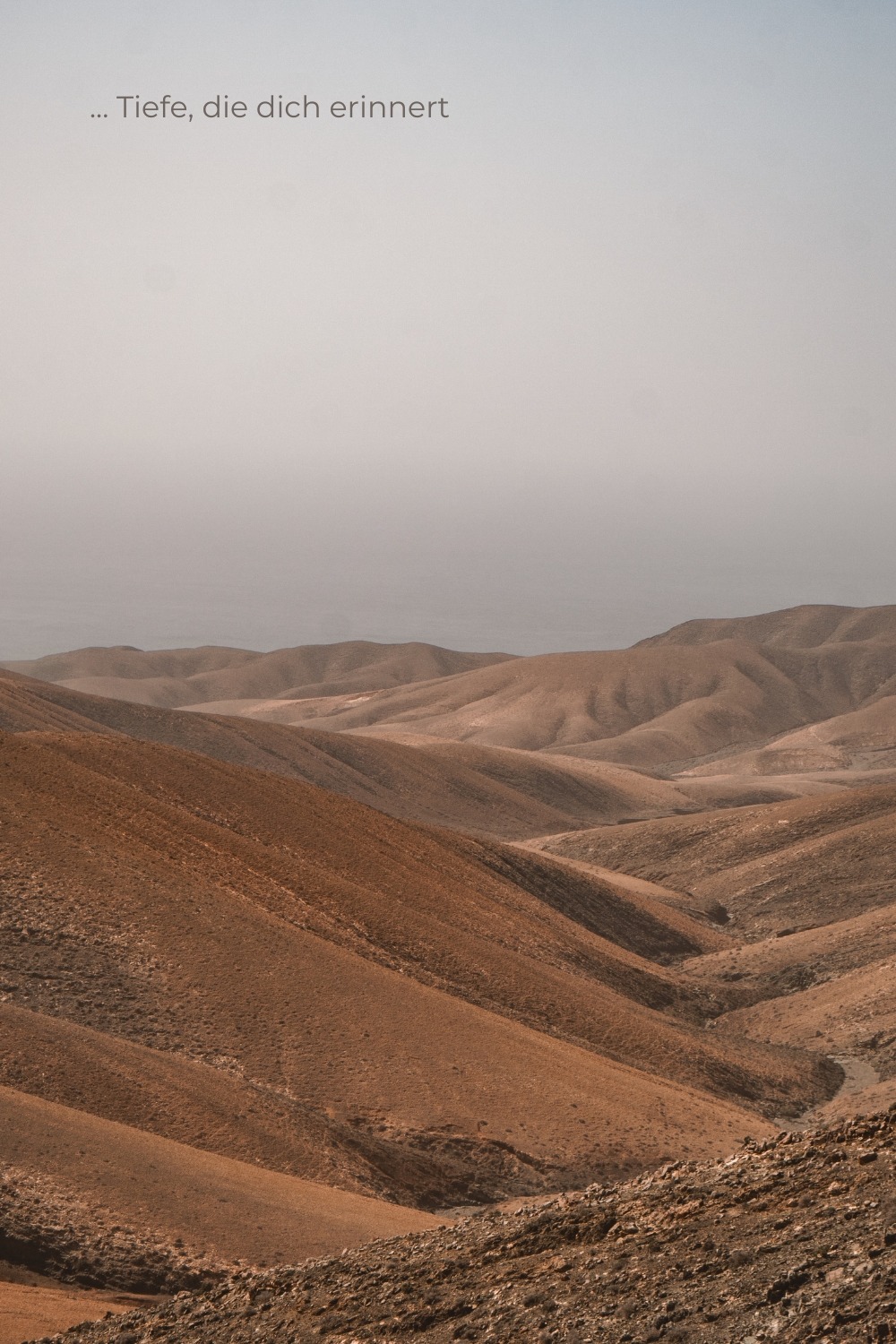 Meerweh – Wenn Weite etwas in uns ordnet Es gibt dieses Gefühl, das schwer zu erklären ist. Man steht am Meer, blickt hinaus, und plötzlich wird alles weiter. Die Gedanken werden langsamer. Nicht, weil sie verschwinden, sondern weil sie ihren Druck verlieren. Meerweh ist kein Fernweh im klassischen Sinn. Es ist kein Drang nach Bewegung, sondern eher ein inneres Öffnen. Ein Moment, in dem man nichts festhalten muss. Die Wellen kommen und gehen. Gedanken kommen und gehen. Und für einen Augenblick fühlt sich genau das richtig an. Das Meer fordert nichts. Es bewertet nicht. Es ist einfach da – weit, ruhig, kraftvoll. Vielleicht liegt genau darin seine Wirkung. Wenn man lange genug aufs Wasser blickt, sortiert sich etwas von selbst. Man erkennt neue Wege, nicht als klare Pläne, sondern als Gefühl. Als leises Wissen: Es darf leichter gehen. Das Meer erinnert uns Das Meer erinnert daran, dass Klarheit nicht laut ist. Sie entsteht oft dann, wenn wir aufhören, alles kontrollieren zu wollen. Wenn wir den Gedanken erlauben, sich wie die Wellen zu bewegen. Wenn wir uns selbst wieder zuhören. Vielleicht erkennen wir neue Wege nicht, weil wir sie suchen – sondern weil wir still genug werden, sie wahrzunehmen. Man sitzt da, hört das rhythmische Atmen der Wellen, und merkt, wie der Körper nachzieht. Schultern sinken. Der Atem wird tiefer. Gedanken verlieren ihre Schärfe. Sie bewegen sich wie das Wasser selbst – weich, aber bestimmt. Vielleicht ist genau das der Moment, in dem Klarheit entsteht. Nicht durch Nachdenken, sondern durch Loslassen. Wenn Meerweh bleibt Man kann das Meer nicht mitnehmen. Aber man kann etwas mitnehmen, das an dieses Gefühl erinnert. Ein Stück Ruhe. Ein Stück Weite. Ein kleines Innehalten für den Alltag. Die Schmuckstücke aus der Meerweh-Kollektion sind genau daraus entstanden. Als Erinnerung. An diesen Moment, in dem alles etwas leiser wird. In dem man klarer sieht, ohne zu suchen. Edelsteine wie Aquamarin erinnert an die Farbe des Wassers, an Tiefe, an Bewegung. Ruhig und lebendig zugleich. Meerweh ist gedacht als Begleiter für Tage, an denen man kurz innehalten möchte. Als stiller Anker, wenn der Kopf voll ist und die Gedanken wieder ins Fließen kommen dürfen. Vielleicht ist Meerweh kein Ort. Vielleicht ist es ein Zustand, den man immer wieder berühren kann.