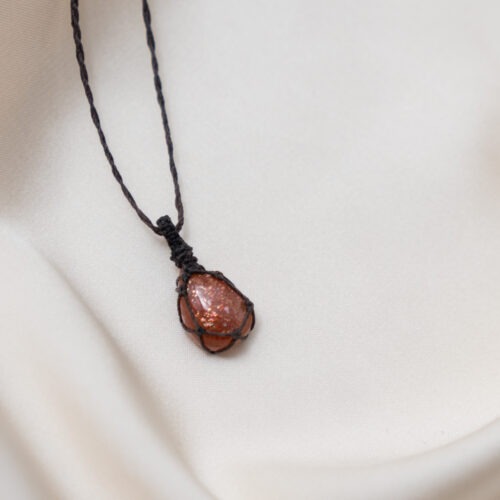 Sonne im Herzen – Makramee Ketten mit Sonnenstein  ☀️🧡 Sonne im Herzen steht für Wärme, Zuversicht und die Erinnerung an das eigene innere Licht. Diese Ketten vereinen sorgfältig ausgewählte Sonnensteine, die in feiner Makramee-Arbeit gefasst sind. Jeder Knoten hält den Stein achtsam und macht jede Kette zu einem Einzelstück. Der Sonnenstein wird traditionell mit Lebensfreude, Optimismus und innerer Stärke verbunden. Er unterstützt dabei, Vertrauen in sich selbst zu entwickeln, den eigenen Wert zu erkennen und dem Leben mit mehr Offenheit zu begegnen. Seine warme Ausstrahlung erinnert daran, dass Licht auch in stillen Momenten präsent sein darf. Die Makramee-Fassung unterstreicht diese Qualität. Sie hält den Stein nicht fest, sondern trägt ihn – flexibel, organisch und lebendig. Sonne im Herzen ist eine Kollektion für Menschen, die sich nach Wärme, Aufrichtung und einer leisen, stabilen Zuversicht sehnen. ✨ Themen: Mental: Optimismus, Lebensfreude, Urvertrauen, Selbstvertrauen, innerer Wachstum, Inspiration, Achtsamkeit, Annahme, innere Stärke Chakra: Sakralchakra Element: Feuer Sternzeichen: Löwe, Waage, Jungfrau, Widder 🗿 Mineralogische & historische Fakten: Der Sonnenstein gehört zur Feldspatgruppe und zeigt einen typischen goldrötlichen Glanz (Aventureszenz), der durch Einschlüsse wie Hämatit oder Goethit entsteht. Chemisch handelt es sich meist um einen Oligoklas oder Labradorit. Bereits in der Antike wurde er als Stein des Lichtes und der Götter verehrt. Die Wikinger nutzten vermutlich transparente Varianten als Navigationshilfe – um auch bei bedecktem Himmel die Sonne zu orten. In der spirituellen Arbeit steht der Sonnenstein für Freude, Leichtigkeit und das innere Strahlen. Er erinnert daran, dass selbst hinter dunklen Wolken immer die Sonne scheint.Sonne im Herzen – Makramee Ketten mit Sonnenstein  ☀️🧡 Sonne im Herzen steht für Wärme, Zuversicht und die Erinnerung an das eigene innere Licht. Diese Ketten vereinen sorgfältig ausgewählte Sonnensteine, die in feiner Makramee-Arbeit gefasst sind. Jeder Knoten hält den Stein achtsam und macht jede Kette zu einem Einzelstück. Der Sonnenstein wird traditionell mit Lebensfreude, Optimismus und innerer Stärke verbunden. Er unterstützt dabei, Vertrauen in sich selbst zu entwickeln, den eigenen Wert zu erkennen und dem Leben mit mehr Offenheit zu begegnen. Seine warme Ausstrahlung erinnert daran, dass Licht auch in stillen Momenten präsent sein darf. Die Makramee-Fassung unterstreicht diese Qualität. Sie hält den Stein nicht fest, sondern trägt ihn – flexibel, organisch und lebendig. Sonne im Herzen ist eine Kollektion für Menschen, die sich nach Wärme, Aufrichtung und einer leisen, stabilen Zuversicht sehnen. ✨ Themen: Mental: Optimismus, Lebensfreude, Urvertrauen, Selbstvertrauen, innerer Wachstum, Inspiration, Achtsamkeit, Annahme, innere Stärke Chakra: Sakralchakra Element: Feuer Sternzeichen: Löwe, Waage, Jungfrau, Widder 🗿 Mineralogische & historische Fakten: Der Sonnenstein gehört zur Feldspatgruppe und zeigt einen typischen goldrötlichen Glanz (Aventureszenz), der durch Einschlüsse wie Hämatit oder Goethit entsteht. Chemisch handelt es sich meist um einen Oligoklas oder Labradorit. Bereits in der Antike wurde er als Stein des Lichtes und der Götter verehrt. Die Wikinger nutzten vermutlich transparente Varianten als Navigationshilfe – um auch bei bedecktem Himmel die Sonne zu orten. In der spirituellen Arbeit steht der Sonnenstein für Freude, Leichtigkeit und das innere Strahlen. Er erinnert daran, dass selbst hinter dunklen Wolken immer die Sonne scheint.