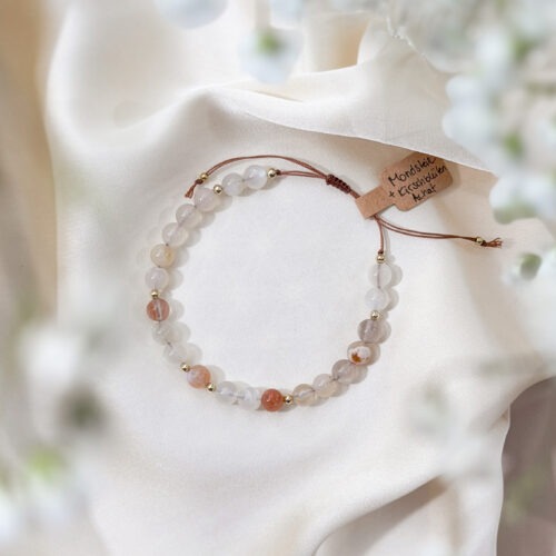 ## **Blumen Achat / Kirschblüten Achat – Der Edelstein des sanften Wachstums** 🌸💧 **Ich darf in meinem eigenen Tempo wachsen und mir selbst vertrauen.** Der Blumen Achat, auch Kirschblüten Achat genannt, steht für leises, natürliches Wachstum. Seine feinen, blütenartigen Chalcedon-Einschlüsse erinnern daran, dass Entwicklung nicht laut sein muss. Dieser Stein begleitet Neubeginn ohne Druck und schenkt Stabilität, während sich Neues entfalten darf. Er verbindet innere Ruhe mit Selbstvertrauen und lädt dich ein, dich selbst liebevoll anzunehmen. Besonders in Zeiten des Wandels wirkt er wie ein stiller Anker, der dich erdet und gleichzeitig dein Herz für Wachstum öffnet. ✨ Themen Kirschblüten Achat Wachstum, Neubeginn, innere Ruhe, Stabilität, Selbstliebe, Selbstvertrauen, Geduld, Sanftheit, Vertrauen ins Leben **Chakra:** Herzchakra **Element:** Wasser **Sternzeichen:** Krebs, Fische, Skorpion ### **🗿 Mineralogische & historische Fakten** Blumen Achat ist eine besondere Varietät des Achats, bei der sich während der Entstehung **Chalcedon-Einschlüsse** bilden, die an Blüten oder Knospen erinnern. Diese natürlichen Muster entstehen durch langsame Kristallisationsprozesse und machen jeden Stein einzigartig. Wichtige Vorkommen befinden sich in **Madagaskar**, wo der Blumen Achat für seine zarten Farben und harmonischen Strukturen geschätzt wird. Symbolisch wird er oft mit Neubeginn, Wachstum und der Kraft der Natur in Verbindung gebracht.