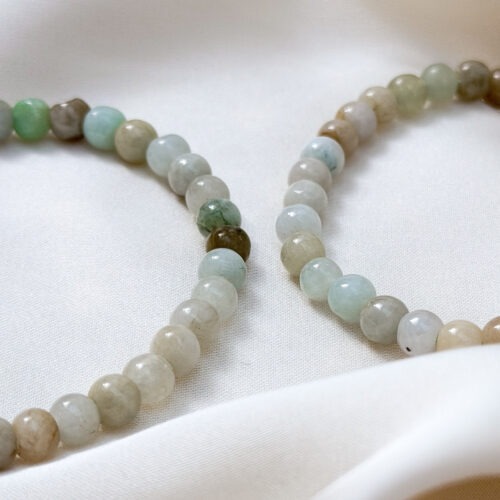 Burma Jade Armband - Beständigkeit Beständigkeit steht für Ruhe, Stabilität und ein tiefes Vertrauen in den eigenen Weg. Dieses Armband aus Burma Jade begleitet dich als stiller Anker im Alltag – unaufgeregt, tragfähig und zeitlos. Burma Jade bezeichnet eine bestimmte Qualität und Farbcharakteristik von Jade und steht traditionell für Ausgeglichenheit, Beständigkeit und innere Harmonie. Die ruhige, gleichmäßige Farbwelt der Burma Jade wirkt erdend und stabilisierend. Beständig erinnert daran, dass Wachstum nicht laut sein muss und dass innere Stärke oft aus Kontinuität entsteht. Ein Armband für Menschen, die Verlässlichkeit, innere Balance und eine klare Ausrichtung schätzen. Jedes Armband wird sorgfältig gefertigt. Da es sich um Naturstein handelt, sind leichte Abweichungen in Farbe und Struktur möglich und unterstreichen den individuellen Charakter jedes Stücks. ✨ Themen Jade Mental: Stabilität & Beständigkeit, Innere Balance, Ruhiges Wachstum Chakra: Herzchakra Planet: Venus Element: Erde Sternzeichen: Stier, Waage, Krebs, Fische, Widder 🗿 Mineralogische & historische Fakten Jade ist ein Sammelbegriff für zwei unterschiedliche Minerale: Jadeit und Nephrit. Beide zeichnen sich durch ihre außergewöhnliche Zähigkeit und ihre meist grüne Farbgebung aus. Jade wurde über Jahrtausende hinweg in Asien, Mittelamerika und Neuseeland geschätzt und verarbeitet. In der chinesischen Kultur gilt Jade seit über 5000 Jahren als Stein der Weisheit, Harmonie und Unsterblichkeit. Er wurde als Schutzamulett getragen, als Symbol für Tugend verehrt und oft höher geschätzt als Gold. Auch bei den Maya und Azteken hatte Jade eine spirituelle Bedeutung und wurde mit Leben, Herzenergie und Erneuerung verbunden. ☝🏼 Details zum Edelstein Schmuck Naturstein – daher kann der Edelstein von den Bildern abweichen // Die Bilder dienen als Beispiel, du bekommst eines der beiden Armbänder. Größe mit Makramee Schiebeknoten verstellbar. 15 – 24 cm Länge 4 mm Edelsteinperlen. weitere Elemente: Edelstahl vergoldet. mit Liebe und Intuition handgemacht 💜