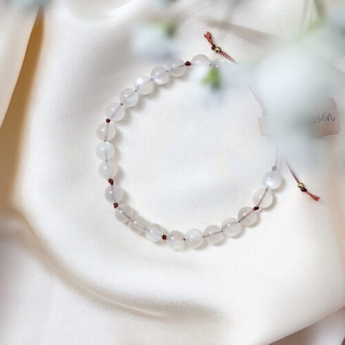 Mondstein – Der Edelstein der Weiblichkeit 🌙 Ich spüre die Verbindung zu meinem Zyklus. Der Mondstein ist ein sanfter, lichtvoller Begleiter für alle, die sich mit ihrer Weiblichkeit, Intuition und den natürlichen Rhythmen des Lebens verbinden möchten. Seine schimmernde Energie erinnert an das weiche Licht des Mondes und lädt dich ein, deinen Gefühlen Raum zu geben, deinem Zyklus zu vertrauen und auf dein inneres Wissen zu hören. Er bringt emotionale Balance, unterstützt die Selbstwahrnehmung und hilft dir, die Verbindung zwischen Körper und Seele bewusster zu leben. ✨ Themen: Mental: Intuition, Emotionen & Gefühle annehmen, Verbindung zur Weiblichkeit und den Zyklen der Natur, innerer Frieden, Zugang zum Unterbewussten, Selbstwahrnehmung, emotionale Balance, Spiritualität Chakra: Solarplexus, Sakralchakra Planet: Mond Element: Wasser Sternzeichen: Krebs, Waage, Skorpion, Steinbock, Fische 🗿 Mineralogische & historische Fakten: Mondstein ist ein Kalium-Aluminium-Silikat (KAlSi₃O₈) aus der Feldspatgruppe und bekannt für seine schimmernde Adulareszenz – ein Lichtspiel, das an das Leuchten des Mondes erinnert. Dieser Effekt entsteht durch Lichtbrechung an den lamellenartigen Strukturen im Inneren des Steins. Bereits die Römer glaubten, der Mondstein enthalte das gefrorene Licht des Mondes. In Indien wird er bis heute als Heilstein für Liebende verehrt und gilt als Symbol für Fruchtbarkeit und weibliche Weisheit.