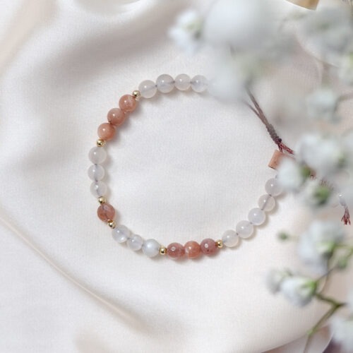 Mondstein – Der Edelstein der Weiblichkeit 🌙 Ich spüre die Verbindung zu meinem Zyklus. Der Mondstein ist ein sanfter, lichtvoller Begleiter für alle, die sich mit ihrer Weiblichkeit, Intuition und den natürlichen Rhythmen des Lebens verbinden möchten. Seine schimmernde Energie erinnert an das weiche Licht des Mondes und lädt dich ein, deinen Gefühlen Raum zu geben, deinem Zyklus zu vertrauen und auf dein inneres Wissen zu hören. Er bringt emotionale Balance, unterstützt die Selbstwahrnehmung und hilft dir, die Verbindung zwischen Körper und Seele bewusster zu leben. ✨ Themen: Mental: Intuition, Emotionen & Gefühle annehmen, Verbindung zur Weiblichkeit und den Zyklen der Natur, innerer Frieden, Zugang zum Unterbewussten, Selbstwahrnehmung, emotionale Balance, Spiritualität Chakra: Solarplexus, Sakralchakra Planet: Mond Element: Wasser Sternzeichen: Krebs, Waage, Skorpion, Steinbock, Fische 🗿 Mineralogische & historische Fakten: Mondstein ist ein Kalium-Aluminium-Silikat (KAlSi₃O₈) aus der Feldspatgruppe und bekannt für seine schimmernde Adulareszenz – ein Lichtspiel, das an das Leuchten des Mondes erinnert. Dieser Effekt entsteht durch Lichtbrechung an den lamellenartigen Strukturen im Inneren des Steins. Bereits die Römer glaubten, der Mondstein enthalte das gefrorene Licht des Mondes. In Indien wird er bis heute als Heilstein für Liebende verehrt und gilt als Symbol für Fruchtbarkeit und weibliche Weisheit.