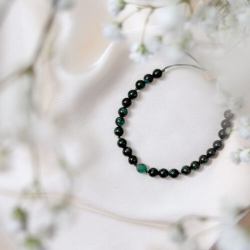 Smaragd – Der Edelstein der Liebe und Weisheit 💚🌿 Ich öffne mein Herz für Wachstum, Mitgefühl und innere Wahrheit. Der Smaragd berührt das Herz auf eine sanfte und doch kraftvolle Weise. Er lädt dich ein, deine innere Wahrheit zu entdecken, alte Wunden zu heilen und dich dem natürlichen Fluss des Lebens hinzugeben. Dabei stärkt er nicht nur Mitgefühl und Freundschaft, sondern auch deine Willenskraft, Selbstbestimmung und emotionale Balance. Ein Stein, der dich erinnert, dass wahres Wachstum mit Offenheit und Liebe beginnt – für dich selbst und für andere. ✨ Themen Smaragd Mental: Selbstliebe, Freundschaft, Mitgefühl, Weisheit, Harmonie, Selbstbestimmung, Wachstum, Naturverbundenheit, Willenskraft, Verständnis, Sinnfindung, Inspiration, Veränderung, emotionale Balance Chakra: Herzchakra Planet: Venus Element: Erde Sternzeichen: Stier, Krebs, Waage, Löwe 🗿 Mineralogische & historische Fakten: Smaragd gehört zur Beryll-Gruppe und verdankt seine intensive grüne Farbe dem Spurenanteil von Chrom und Vanadium. Bereits im alten Ägypten galt er als heiliger Stein der Isis – Symbol für Fruchtbarkeit, Wiedergeburt und ewige Liebe. Kleopatra selbst trug Smaragde als Zeichen ihrer Macht und weiblichen Intuition. In vielen Kulturen wurde der Smaragd als Stein der Weisen verehrt. Er förderte nicht nur Herzenswärme und Mitgefühl, sondern sollte auch die Sehkraft stärken und das Gedächtnis verbessern.