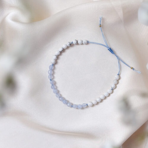 Durchatmen – Chalcedon & Magnesit Armband Durchatmen steht für Entspannung, Sammlung und den Moment, in dem wieder Platz entsteht. Dieses Armband verbindet Chalcedon und Magnesit zu einer ruhigen, ausgleichenden Kombination, die dabei unterstützt, inneren Druck loszulassen und im eigenen Tempo anzukommen. Chalcedon wirkt klärend und ordnend auf Gedanken und Gefühle. Er wird häufig mit ruhigem Selbstausdruck und innerer Gelassenheit verbunden und hilft dabei, Worte und Empfindungen sanft nach außen fließen zu lassen. Magnesit ergänzt diese Qualität durch tiefe Entspannung und Erdung. Er unterstützt dabei, Spannungen abzubauen, zur Ruhe zu kommen und den eigenen Körper bewusster wahrzunehmen. Durchatmen ist ein Begleiter für Zeiten, in denen alles etwas zu viel wird. Ein Armband, das nicht antreibt, sondern einlädt, langsamer zu werden und wieder bei sich selbst anzukommen. Chalcedon Innere Ruhe Klarer Selbstausdruck Gelassenheit Magnesit Entspannung Erdung Stressausgleich