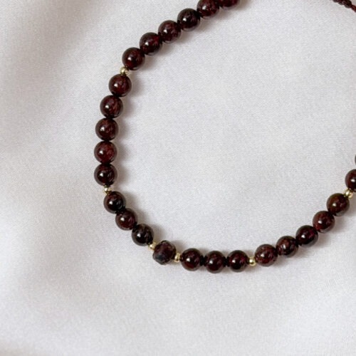 Urvertrauen – Granat Armband mit rohem Granat Urvertrauen steht für innere Sicherheit, Lebenskraft und die tiefe Verbindung zu den eigenen Wurzeln. Im Zentrum dieses Armbands sitzt ein roher Granat – unverfälscht, kraftvoll und bewusst naturbelassen. Er erinnert daran, dass Stärke nicht gemacht werden muss, sondern bereits da ist. Granat wird traditionell mit Erdung, Vitalität und innerem Halt verbunden. Er unterstützt dabei, sich selbst zu vertrauen, Entscheidungen aus dem Inneren heraus zu treffen und auch in herausfordernden Phasen standfest zu bleiben. Der rohe Mittelstein verstärkt diese Qualität und macht das Armband zu einem klaren Fokusstück. Urvertrauen ist ein Begleiter für Zeiten, in denen du dich sammeln, stabilisieren oder neu ausrichten möchtest. Still, kraftvoll und ehrlich. ✨ Themen Granat Mental: Freundschaft, Aufmunterung, Energie, Lebenskraft, Lebensfreude, Liebe, Leidenschaft, Impulsivität, Selbstüberwindung, verbindet Seelen, Erinnerung Chakra: Wurzelchakra, Solarplexus Element: Feuer Sternzeichen: Widder, Skorpion, Fische, Löwe Planet: Mars 🗿 Mineralogische & historische Fakten: Der Granat ist ein Sammelbegriff für eine Gruppe von Silikatmineralen, die seit der Antike als Schmuck- und Schutzstein geschätzt werden. Sein Name leitet sich vom lateinischen „granum“ (Korn) ab, inspiriert von seiner Ähnlichkeit zu Granatapfelkernen. In vielen Kulturen galt er als Symbol für Treue, Stärke und Schutz auf Reisen. Seine tiefe rote Farbe wird mit Leidenschaft, Mut und Lebenskraft in Verbindung gebracht. ☝🏼 Details zum Edelstein Schmuck Naturstein - daher kann der Edelstein von den Bildern abweichen. Elemente: Edelstahl 18k vergoldet Größe verstellbar von ca. 14 - 26 cm mit Liebe und Intuition handgemacht 💜