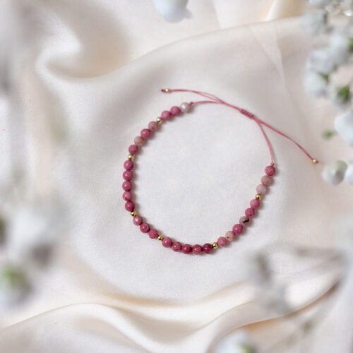 Rhodonit – Der Edelstein der Vergebung und inneren Stärke 💗🔥 Ich lasse alte Verletzungen los und finde Kraft in meinem Herzen. Rhodonit ist ein Stein für tiefe emotionale Heilung und bewusste Transformation. Er begleitet dich, wenn alte Verletzungen, Schuldgefühle oder innere Spannungen gesehen und gewandelt werden möchten. Seine Energie wirkt zugleich sanft und kraftvoll: herzöffnend, stabilisierend und stärkend. Rhodonit hilft dir, dich selbst mit Mitgefühl zu betrachten, Verantwortung für deine Gefühle zu übernehmen und wieder Vertrauen in deine eigene innere Kraft zu finden. Besonders in Zeiten des Neubeginns unterstützt er dabei, emotionale Altlasten loszulassen, klare Grenzen zu setzen und aus Erfahrungen zu wachsen. Er verbindet Herz und Handlungskraft und erinnert dich daran, dass Vergebung kein Vergessen ist, sondern ein Akt der Selbstfürsorge. ✨ Themen Rhodonit Mental: Transformation, Neubeginn, Selbstwert, innere Kraft, Kontrolle, Herzöffnung, Vergebung, Verständnis, Kommunikation Chakra: Wurzelchakra, Herzchakra Planet: Mars Element: Erde, Feuer Sternzeichen: Widder, Stier 🗿 Mineralogische & historische Fakten Rhodonit ist ein manganhaltiges Silikat (MnSiO₃) und leicht an seiner rosa bis rosaroten Farbe mit dunklen Adern aus Manganoxid zu erkennen. Diese Zeichnung macht jeden Stein einzigartig. Der Name leitet sich vom griechischen rhodon ab, was „Rose“ bedeutet. Historisch wurde Rhodonit bereits im antiken Griechenland und später besonders in Russland geschätzt. Dort galt er als Schutzstein für Reisende und als Symbol für Versöhnung und seelische Stärke. In der russischen Kultur wurde Rhodonit häufig verschenkt, um Frieden, Mitgefühl und emotionale Balance zu fördern.